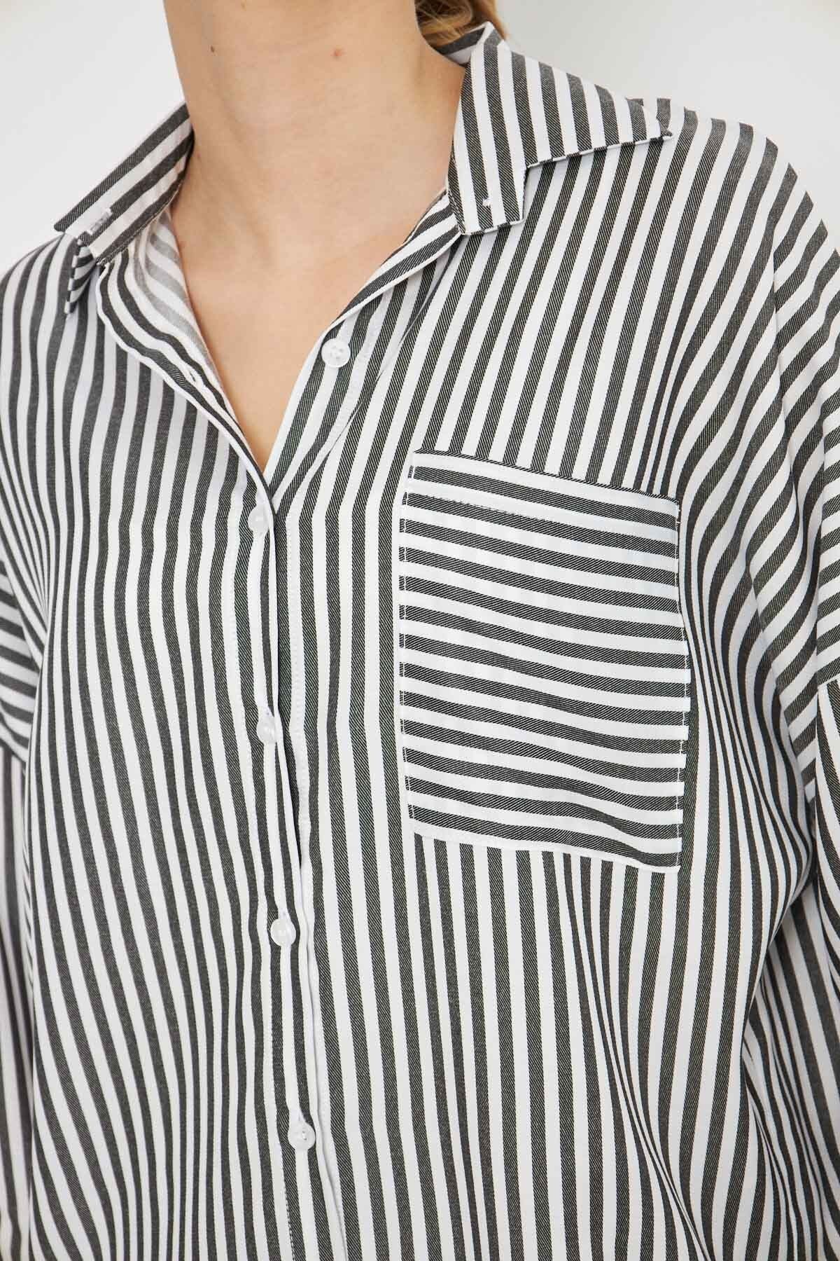 Women's black-and-white striped long arm pocket detailed back Pleated Oversize shirt ARM-25K001069