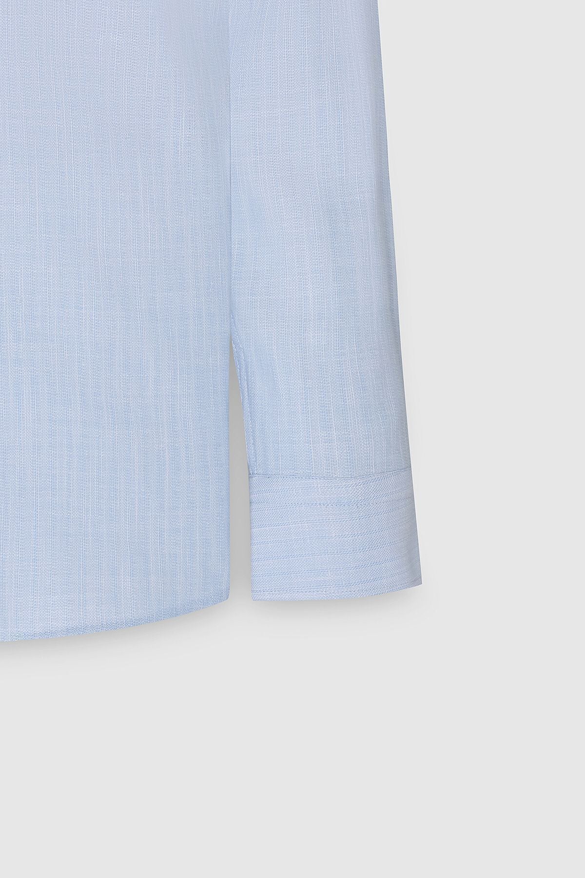Men's light blue 100 %cotton slim fit narrow cut hidden buttoned collar linen -looking pennant shirt