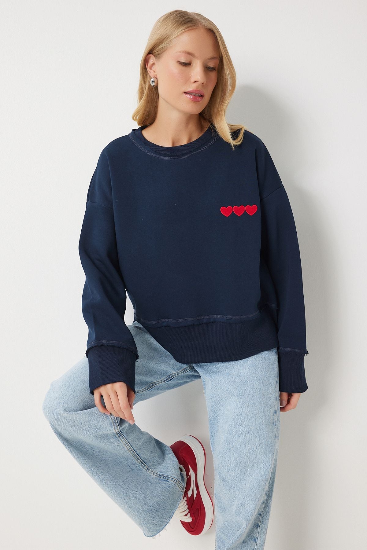 Woman Navy Blue Heart Embroidery Sweatshirt DP00216