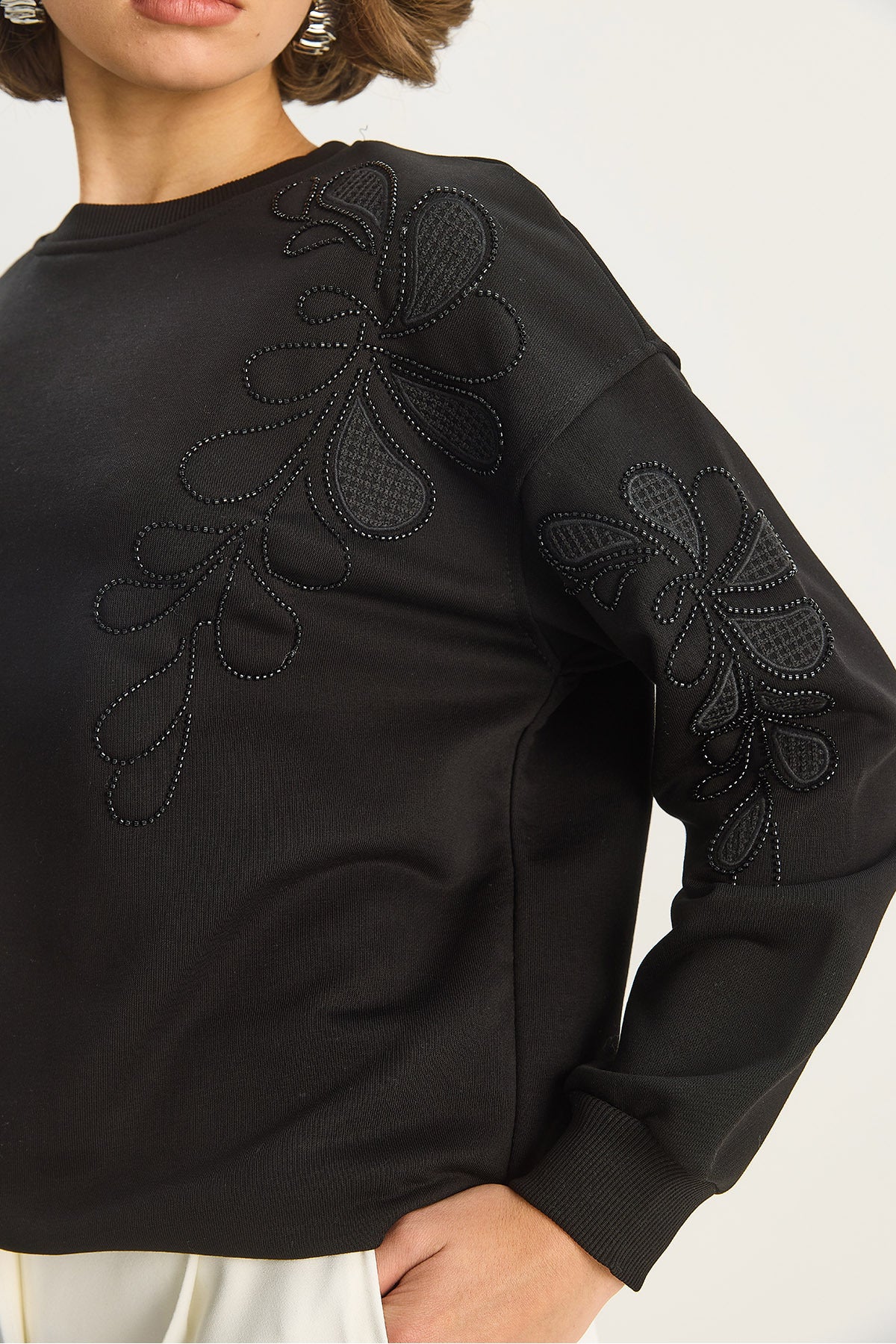 Women's Crew Neck Floral Embroidery and Beaded Sweatshirt 1562 60283633