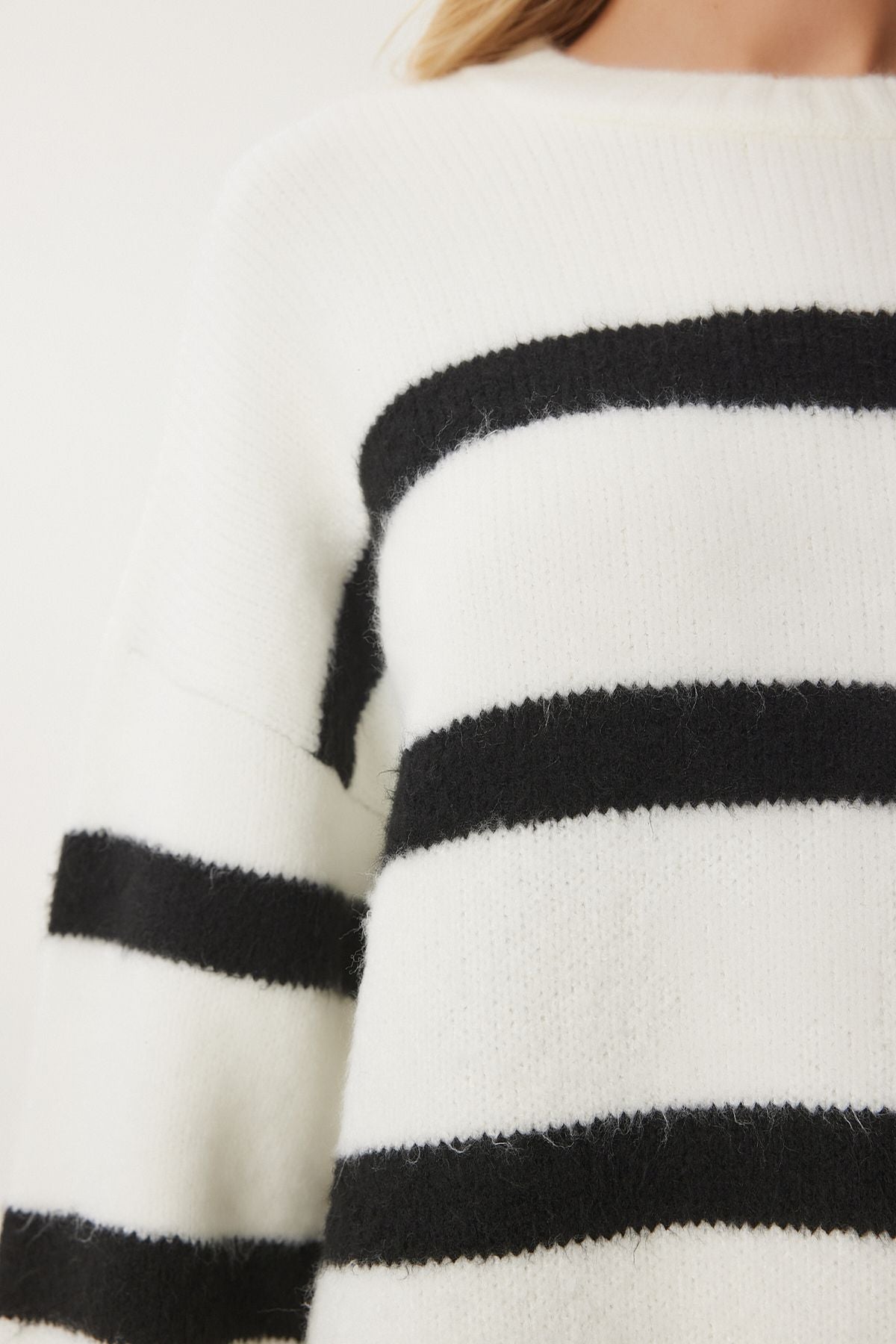Woman Ecru Black Bicycle Neckline Triko Sweater PF00107