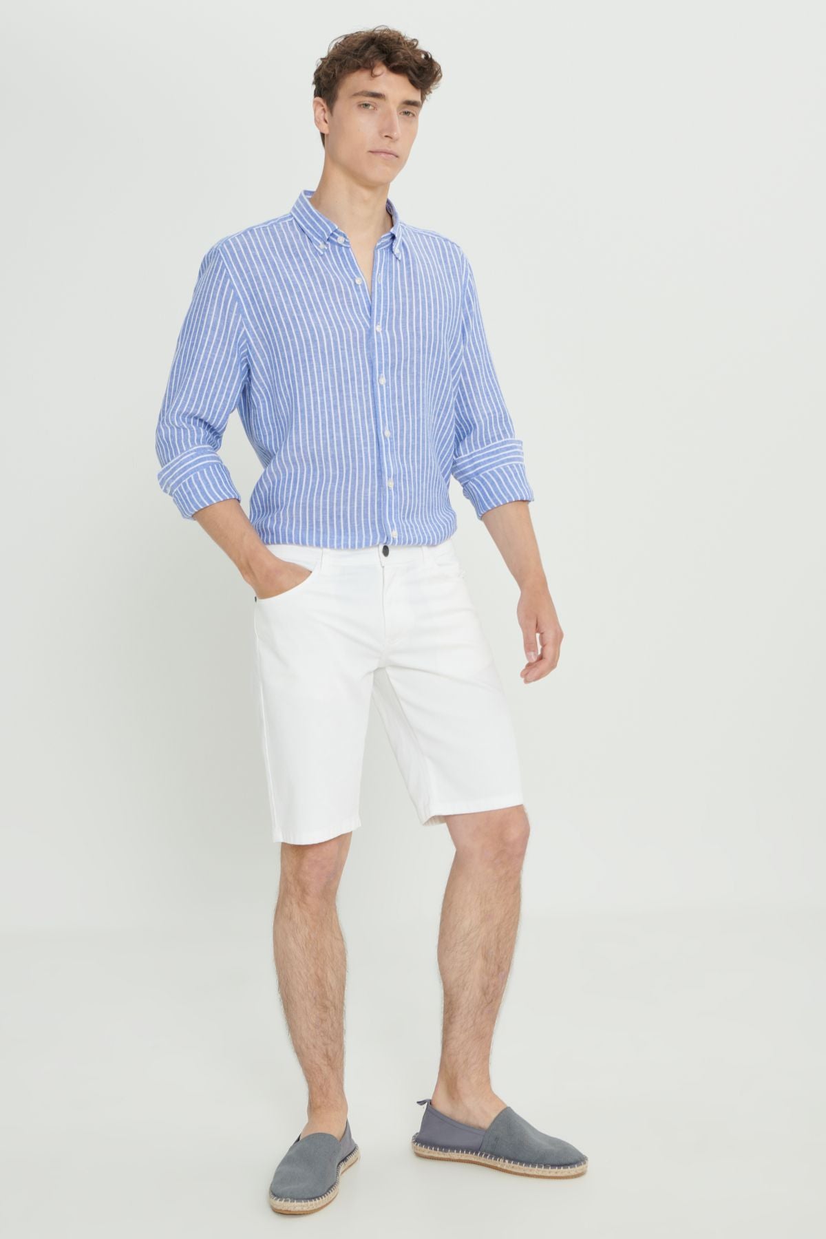 Men's white slim fit narrow cutting side pocket with wafer patterned shorts