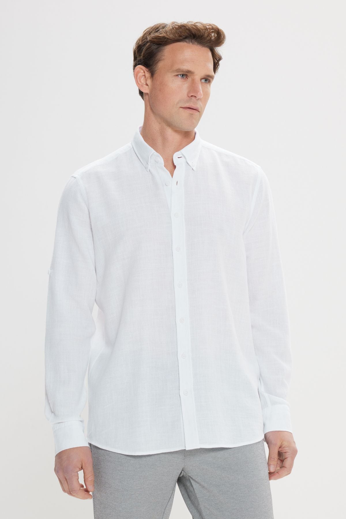 Men's white linen -looking slim fit narrow cut 100 %cotton buttoned collar shirt