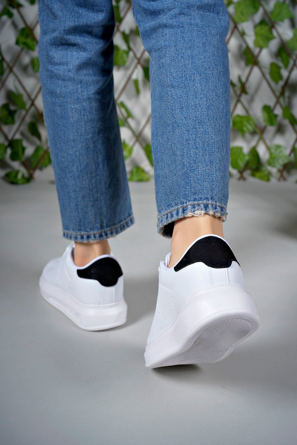 Female Sneaker 0012156 White Black Skin