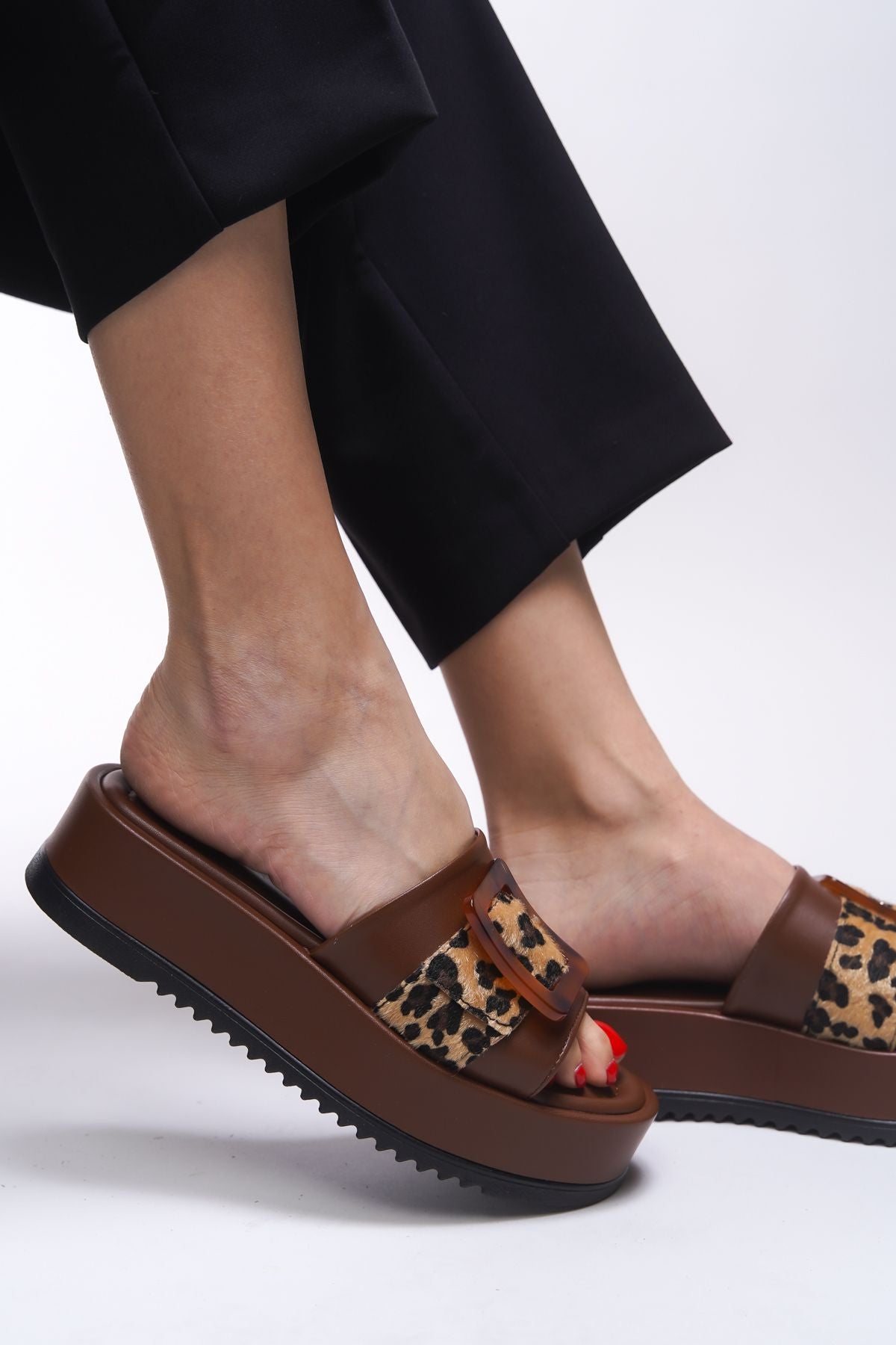 Yinqirelle Woman Slippers 001275 Brown Skin