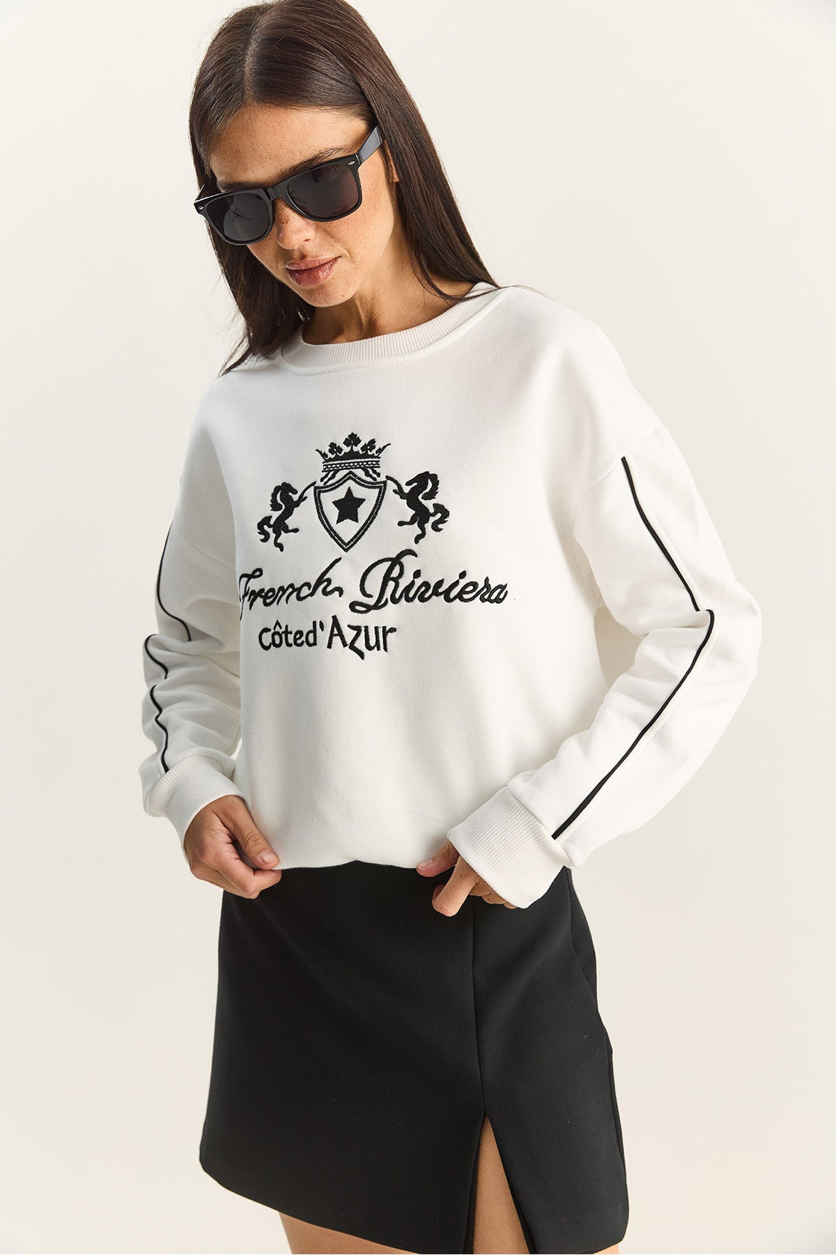 Women's Crew Neck Embroidered Three Thread Raised Sweatshirt 60601049