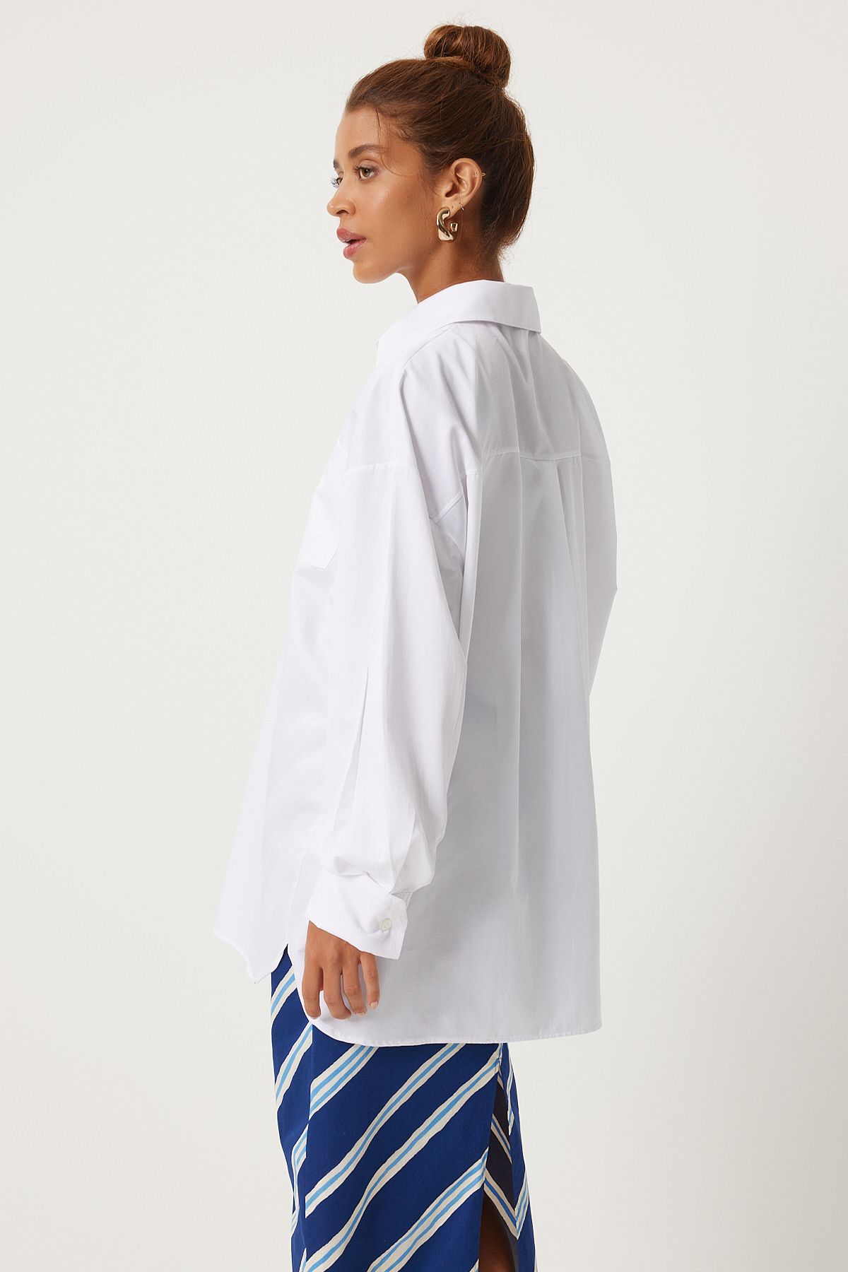 Woman with white pocket overwheel shirt FN03262
