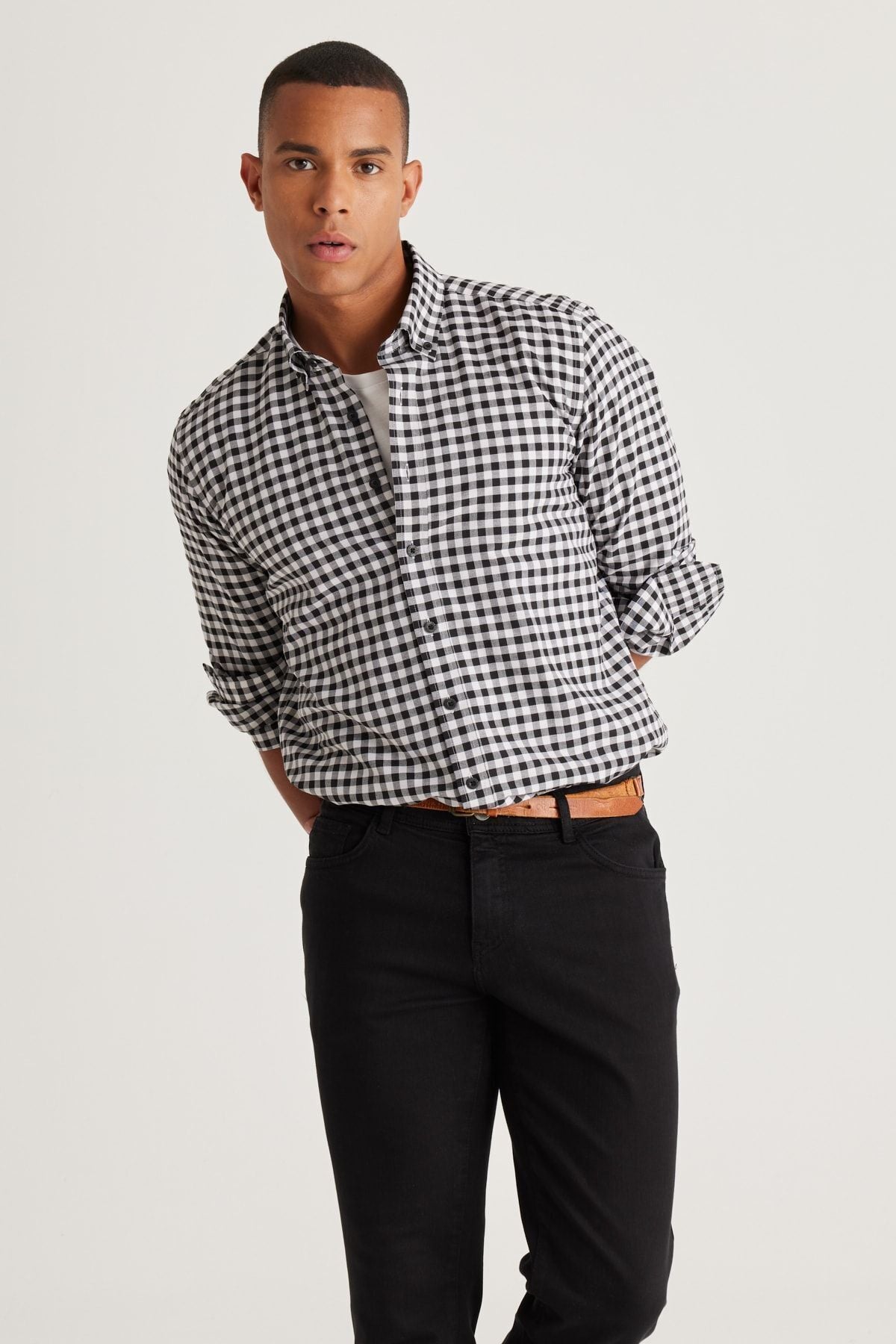 Men's black-and-white slim fit narrow cut buttoned collar cotton checkered shirt