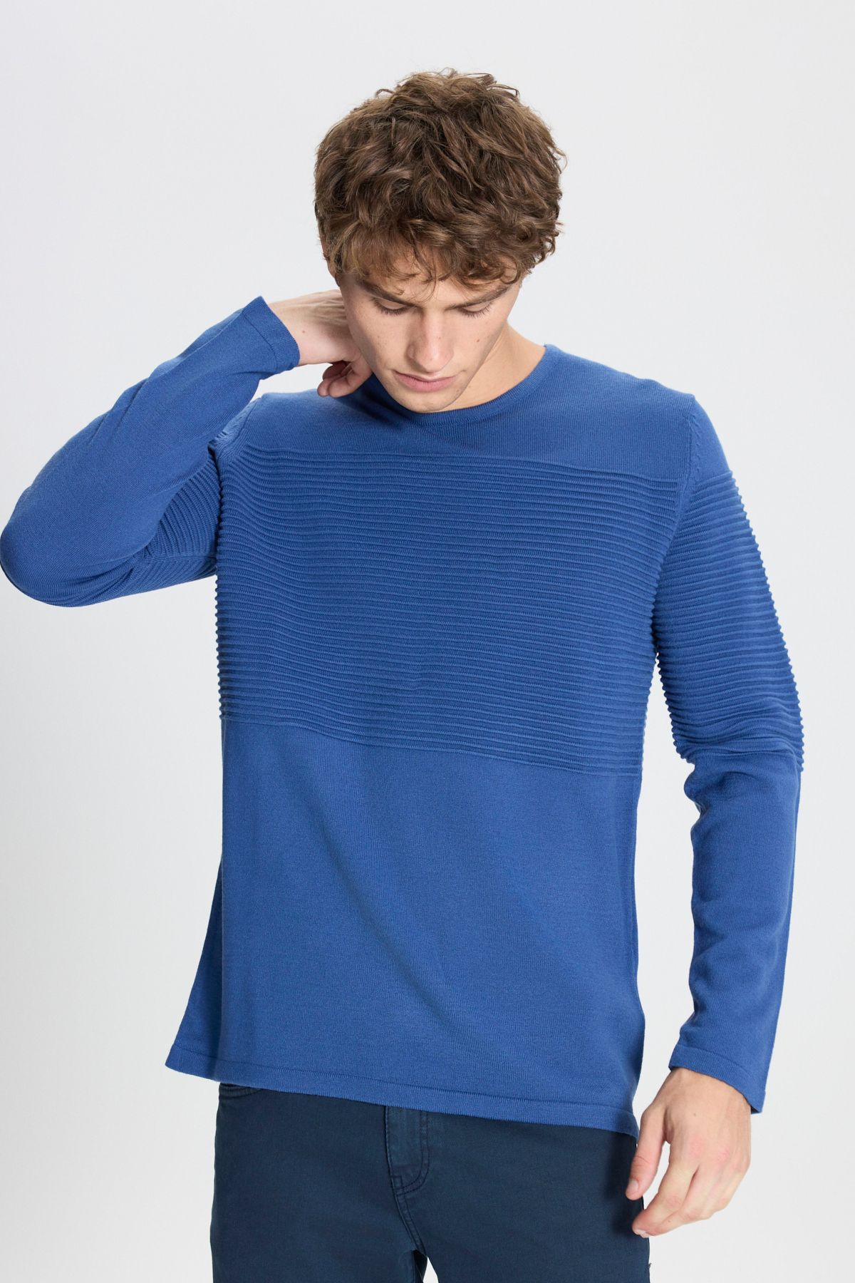 Men's Indigo Anti-Pilling featured Standard Fit Bicycle Collar textured knitwear sweater