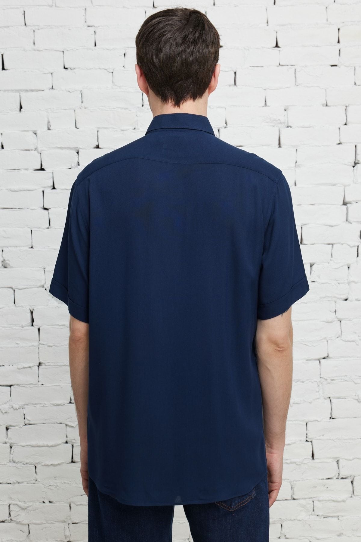 Men's navy blue slim fit narrow cut buttoned shirt with short sleeve pockets