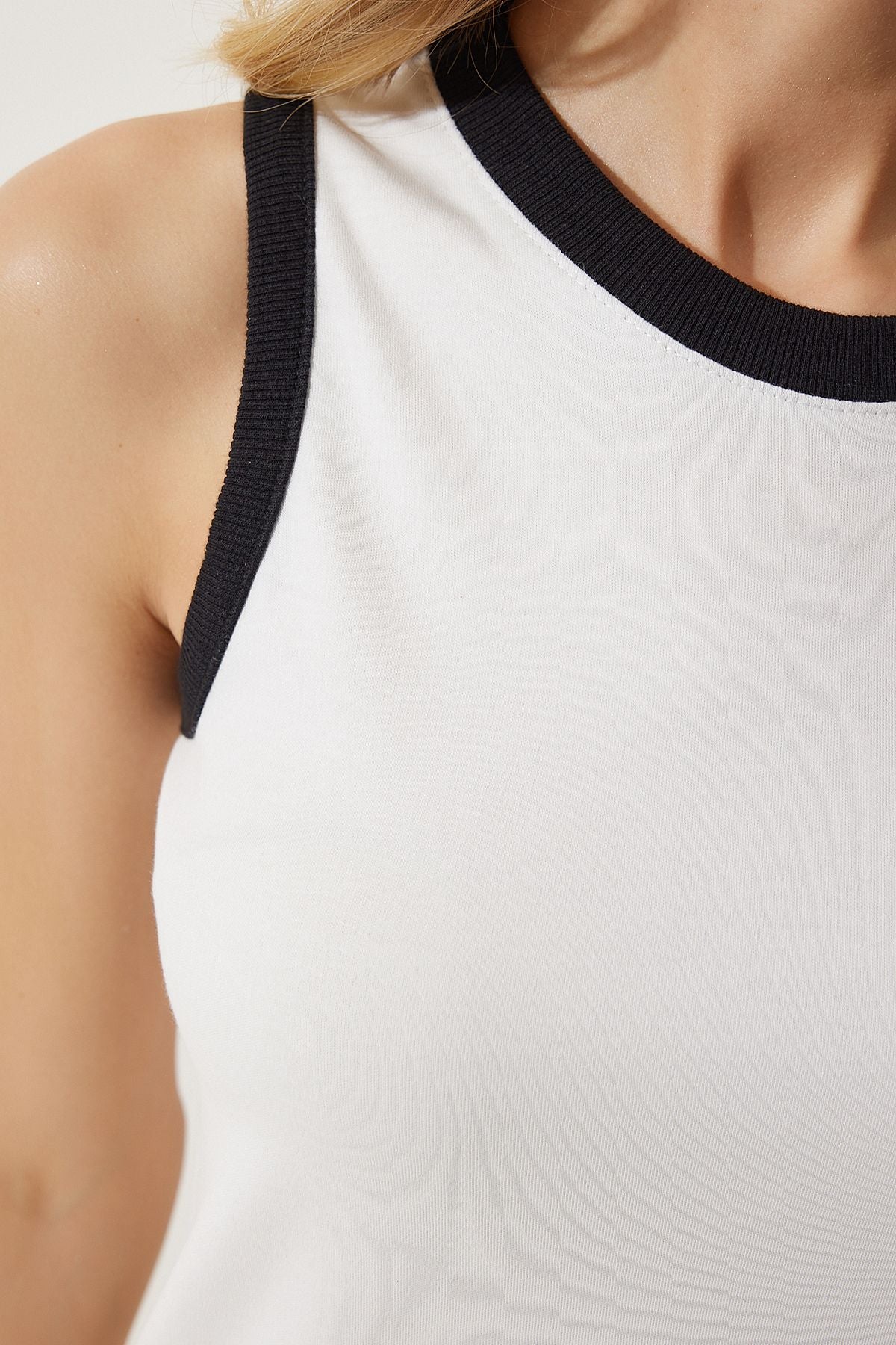 Woman White Sleeveless Contrast Color T-Shirt NJ00145
