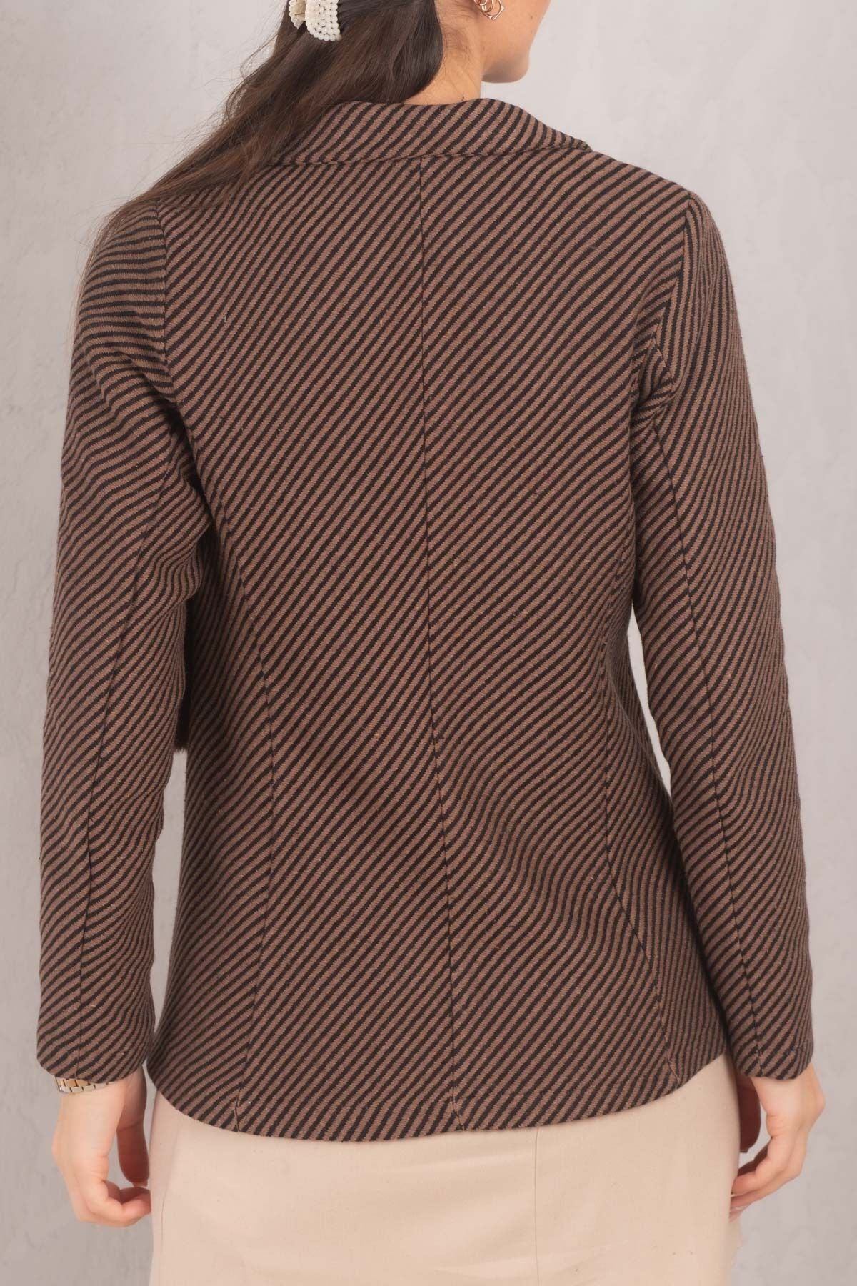 Four button with light coffee line pattern with light brown patene
