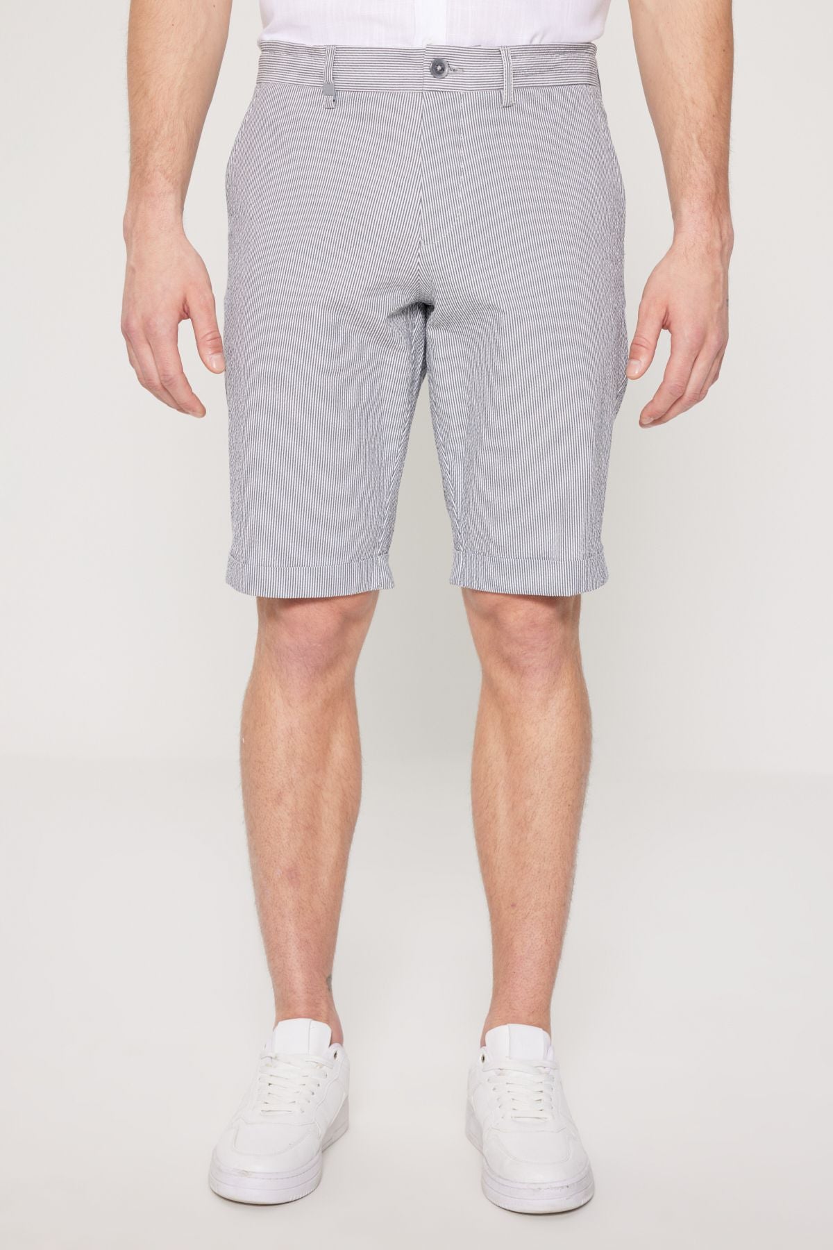 Men's navy blue-white slim fit narrow-cut cotton waist connected side pockets with patterned shorts