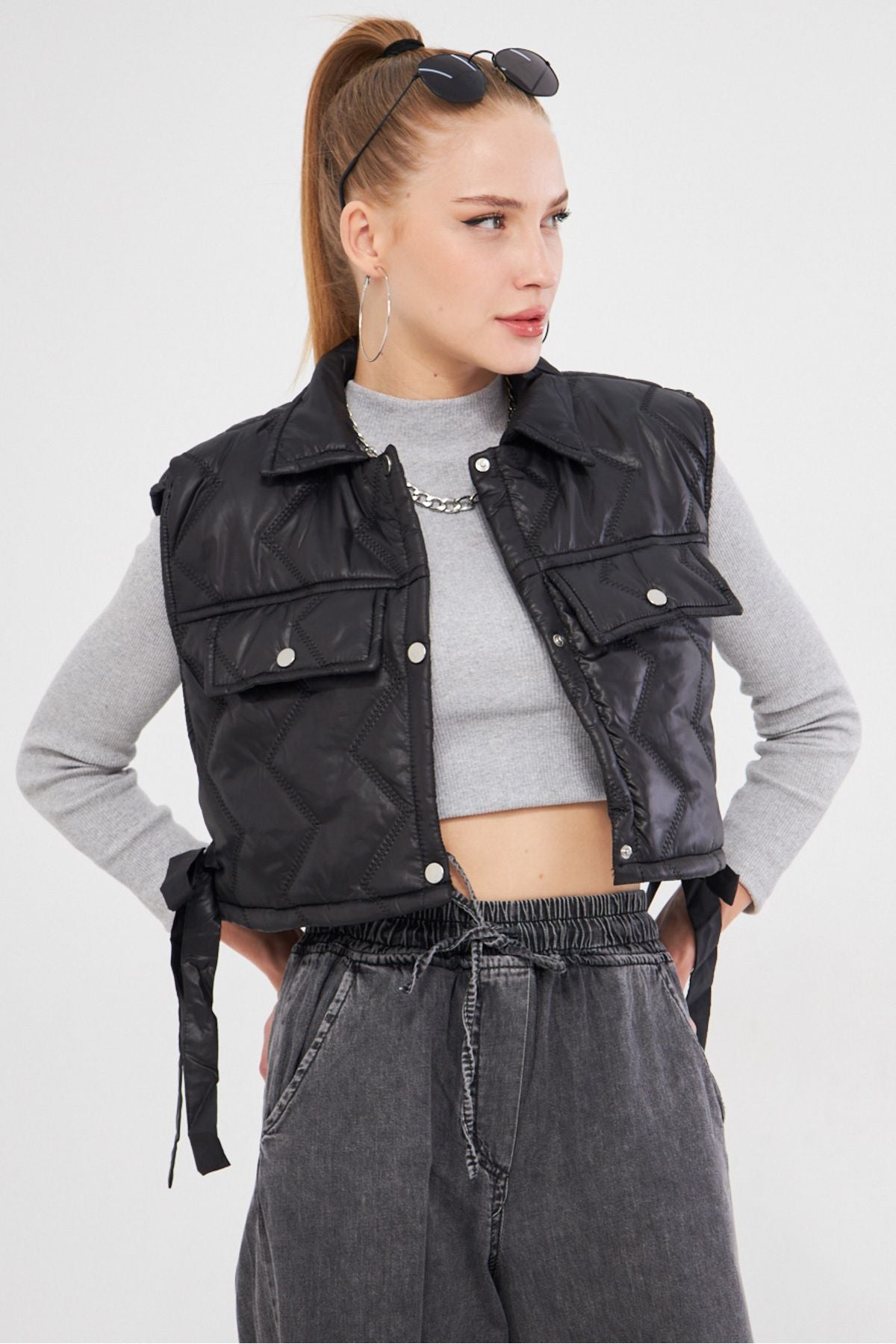 Female Black Sides Connecting Detailed Pocket Crop Vest ARM-25K025007