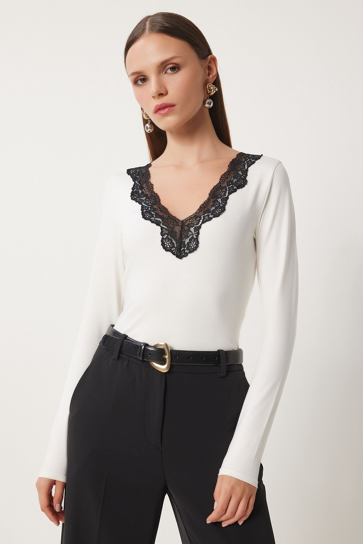 Kadın Ekru V Yaka Dantelli Örme Çıtçıtlı Body CV00037