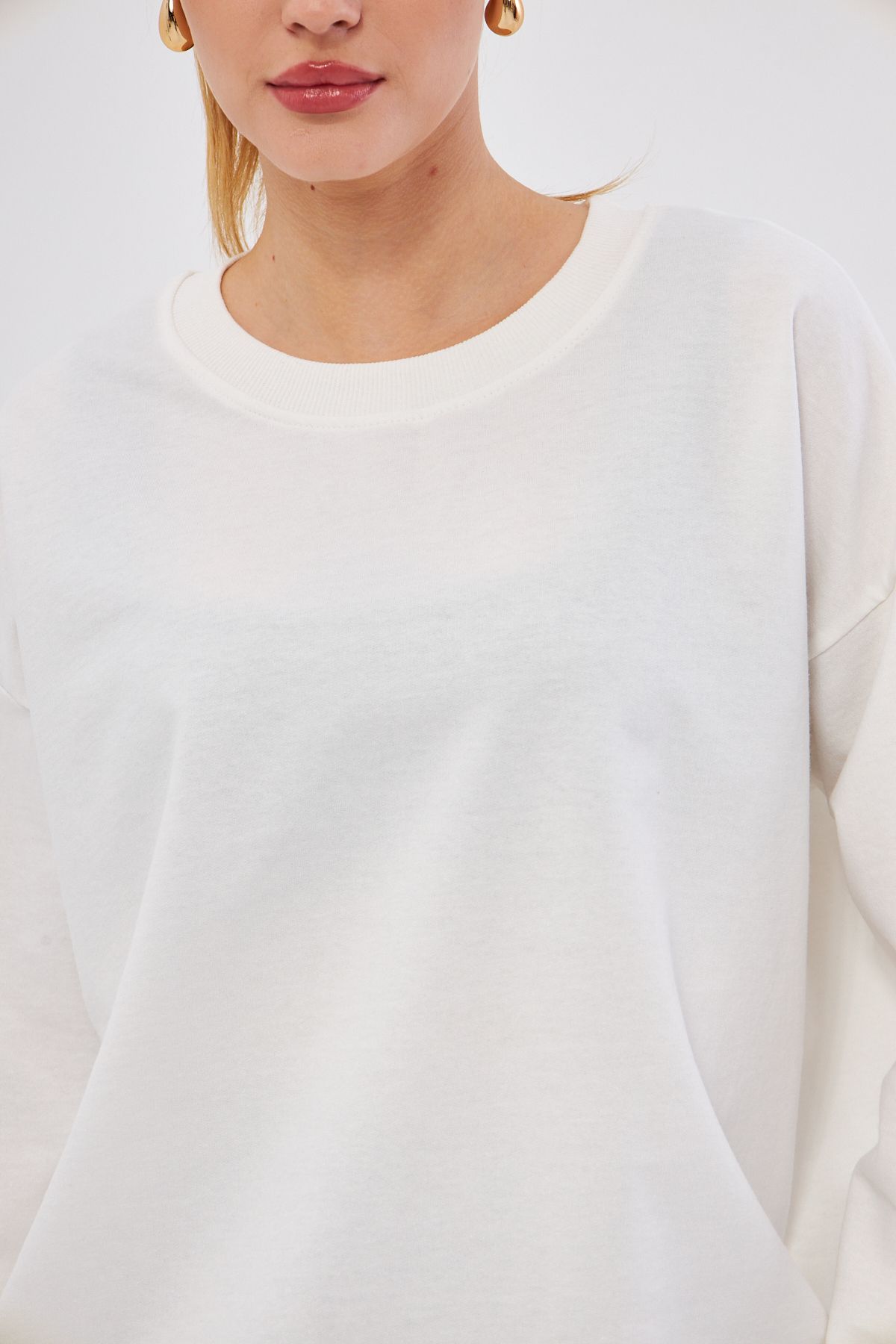 Woman White Round Collar Oversize Sweatshirt ARM-22K024027