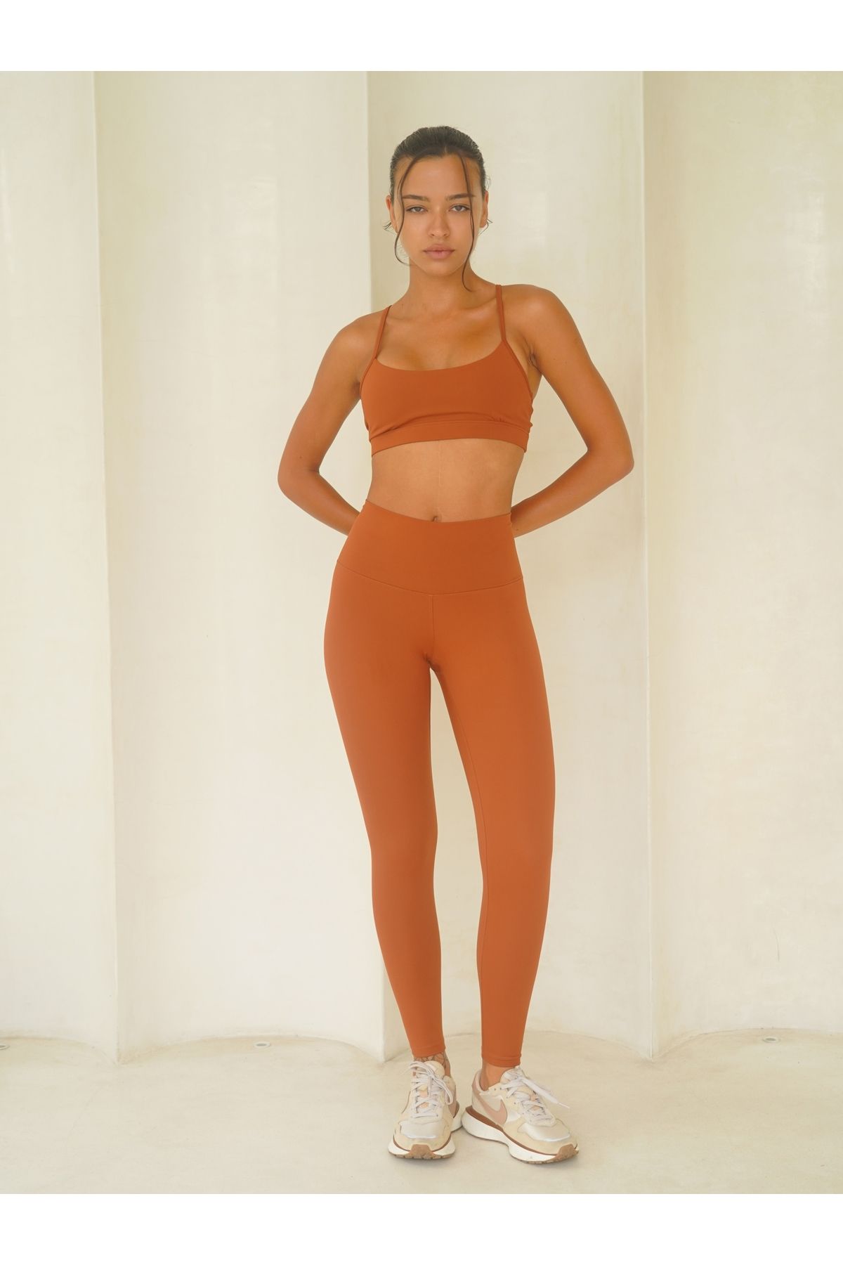 Cinnamon tights at the fold wrist level