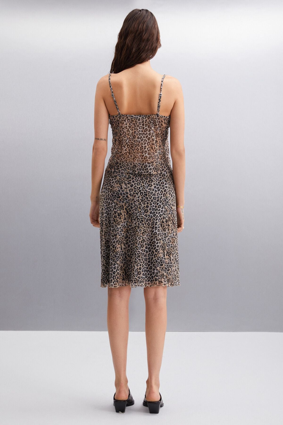 OUNAI Female Tül Mesh Leopard Patterned Chest Cup front with low -cut leopard patterned blouse