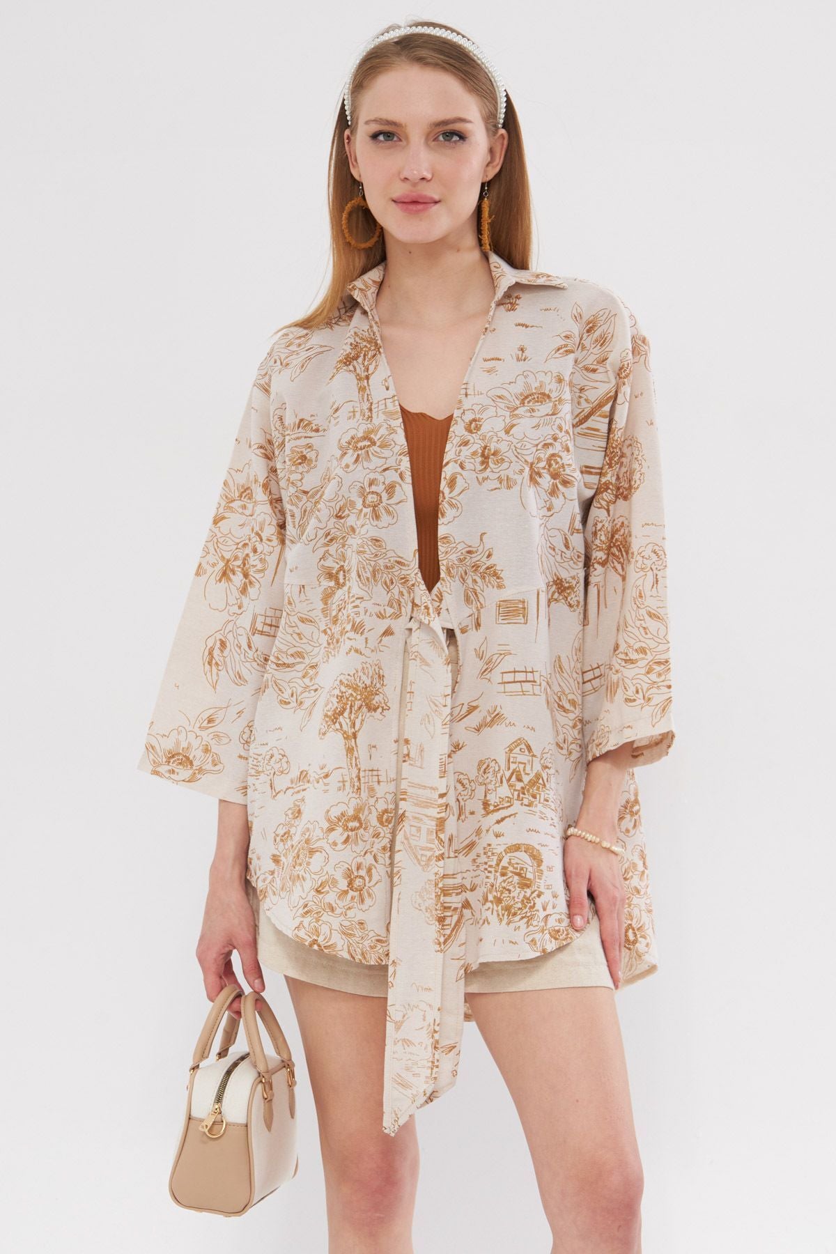 Women with light brown patterned linen-looking front-binding kimono shirt ARM-24Y001079