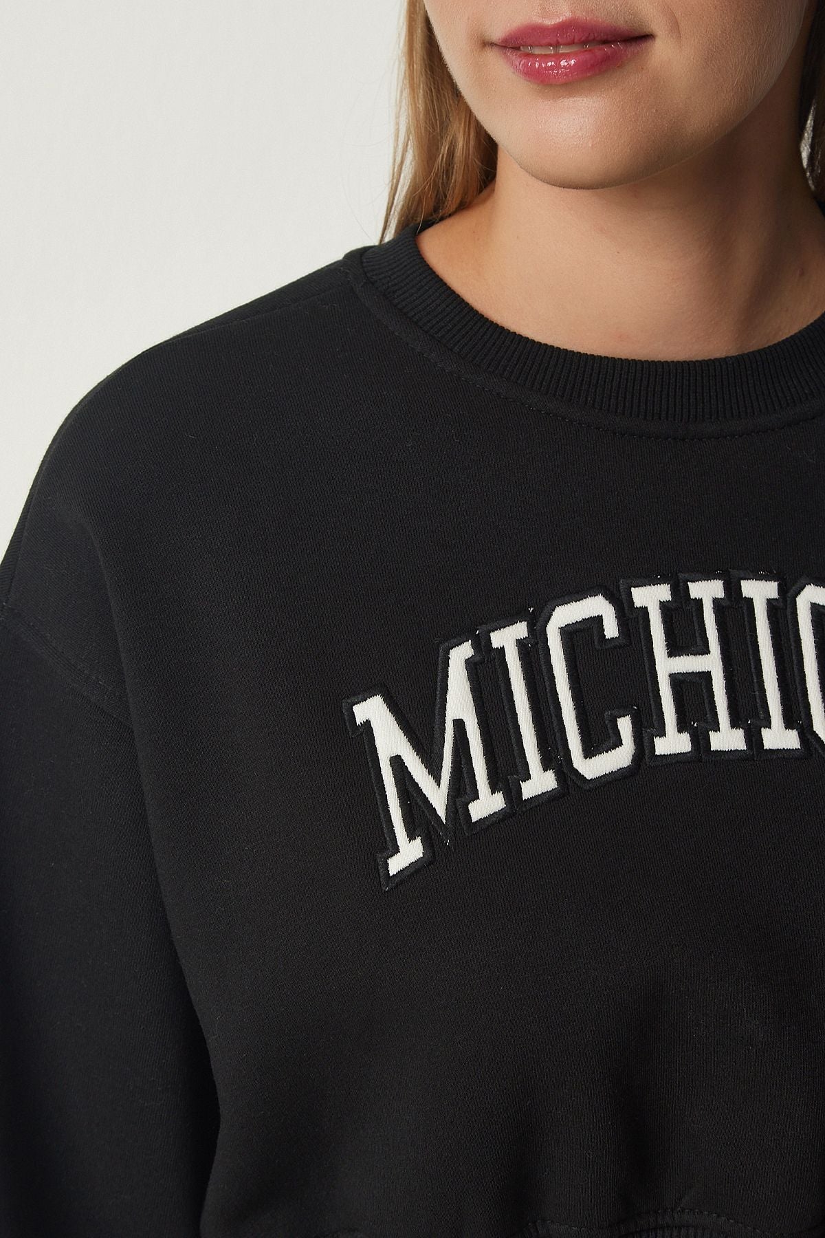 Female Black Printed Crop Knitting Sweatshirt HF00443