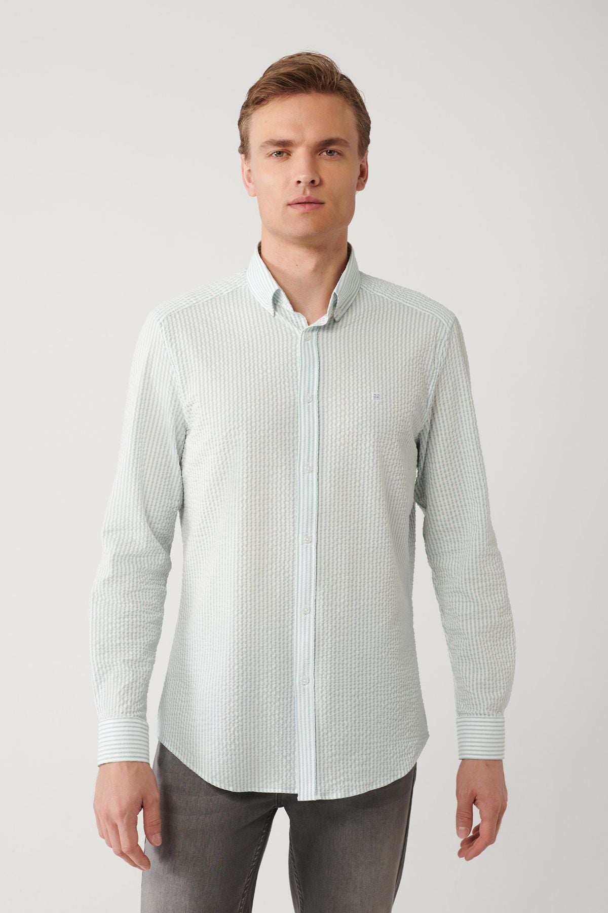 Easy ironing shirt with a lighter blue button collar waffle pocket A41y2082