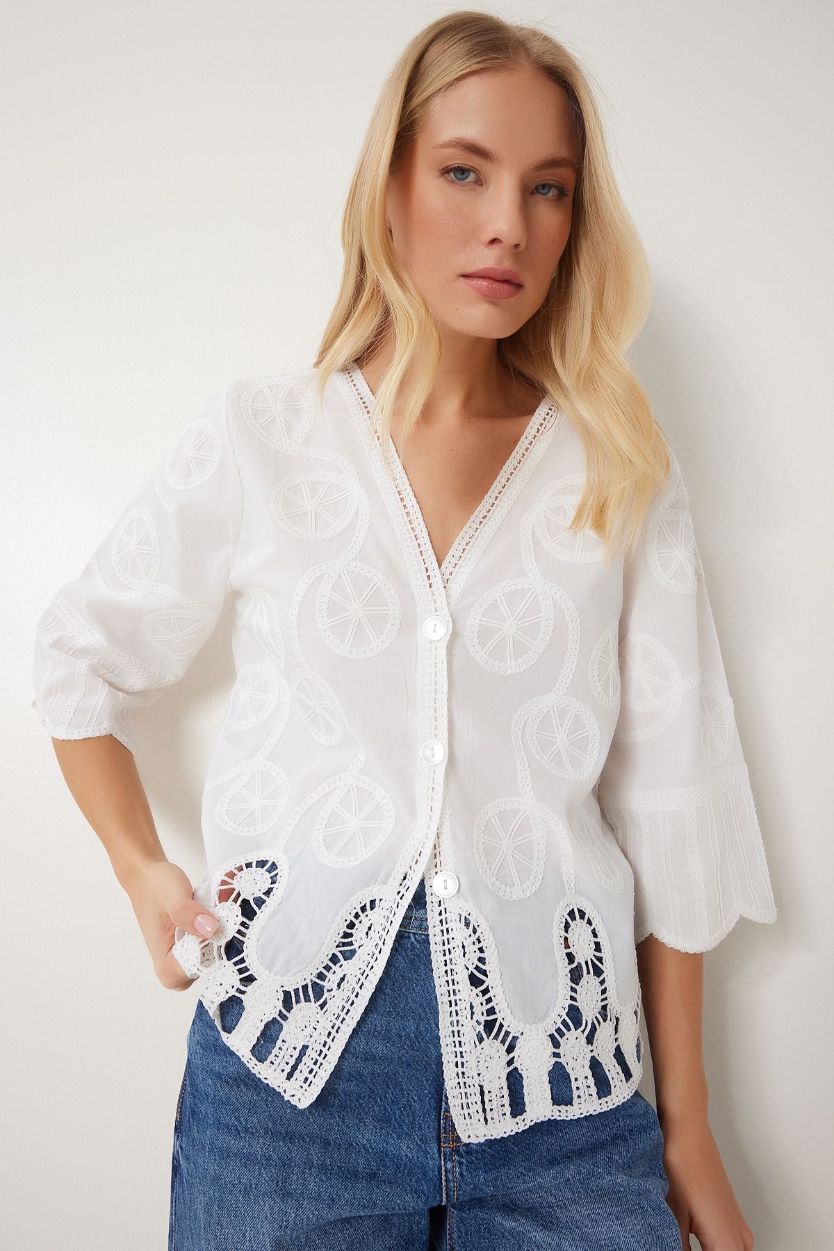 Woman White Romantic Embroidered Woven Shirt Blouse QS00012