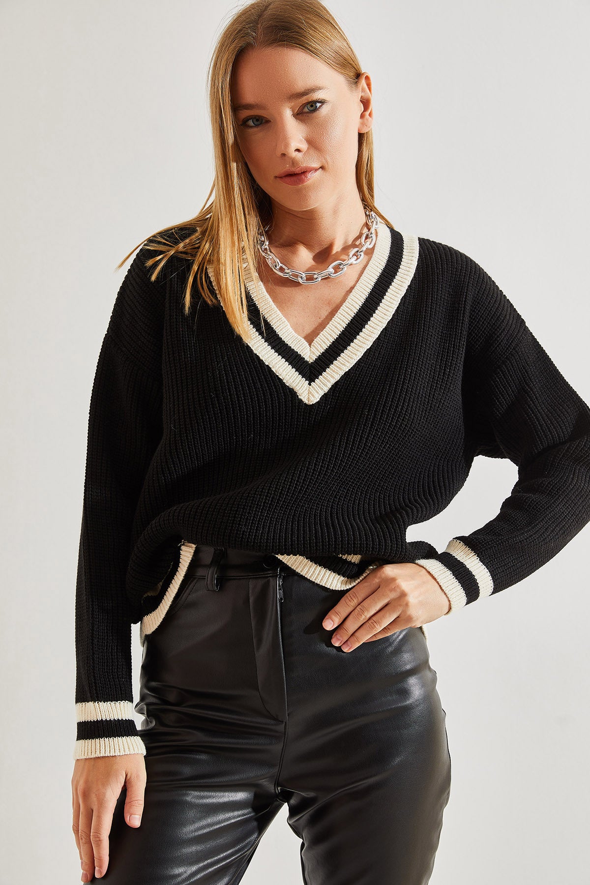 Women's V-Neck Striped Knitwear Sweater 20234225