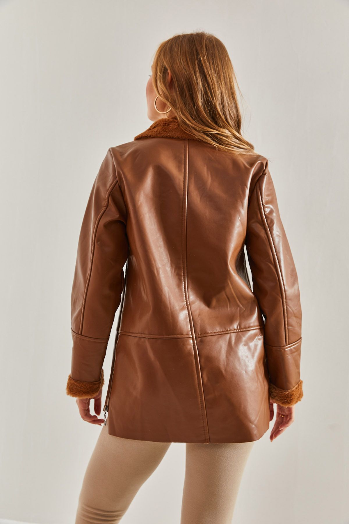 Small pocket detailed leather jacket with fur inside women