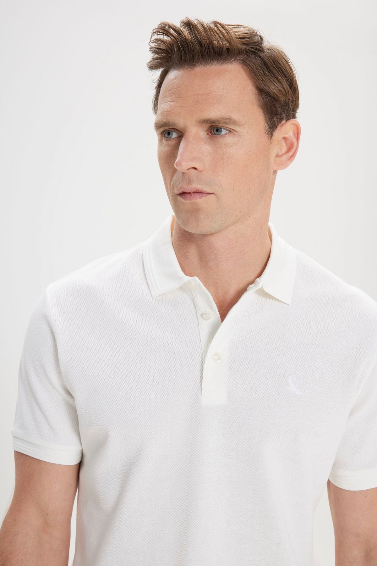 Men's white slim fit narrow cut polo collar 100 %cotton short sleeve t -shirt