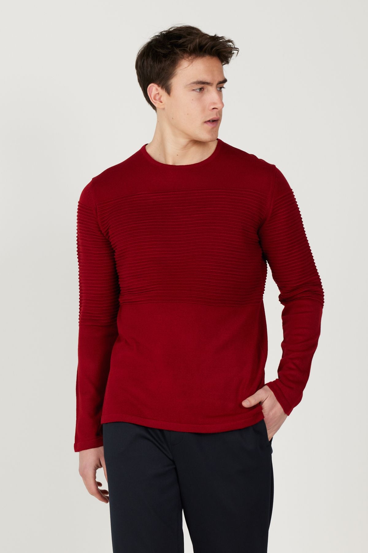 Men's red anti-pilling featured standard fit bicycle collar textured knitwear sweater