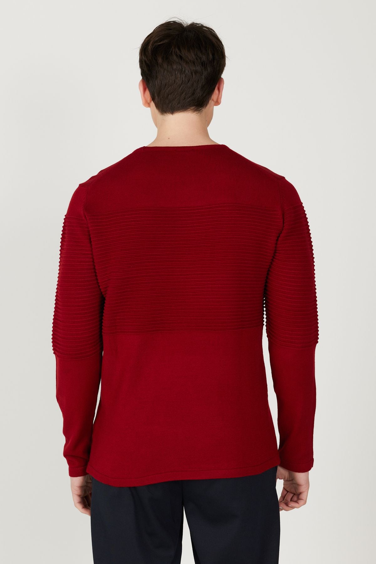 Men's red anti-pilling featured standard fit bicycle collar textured knitwear sweater