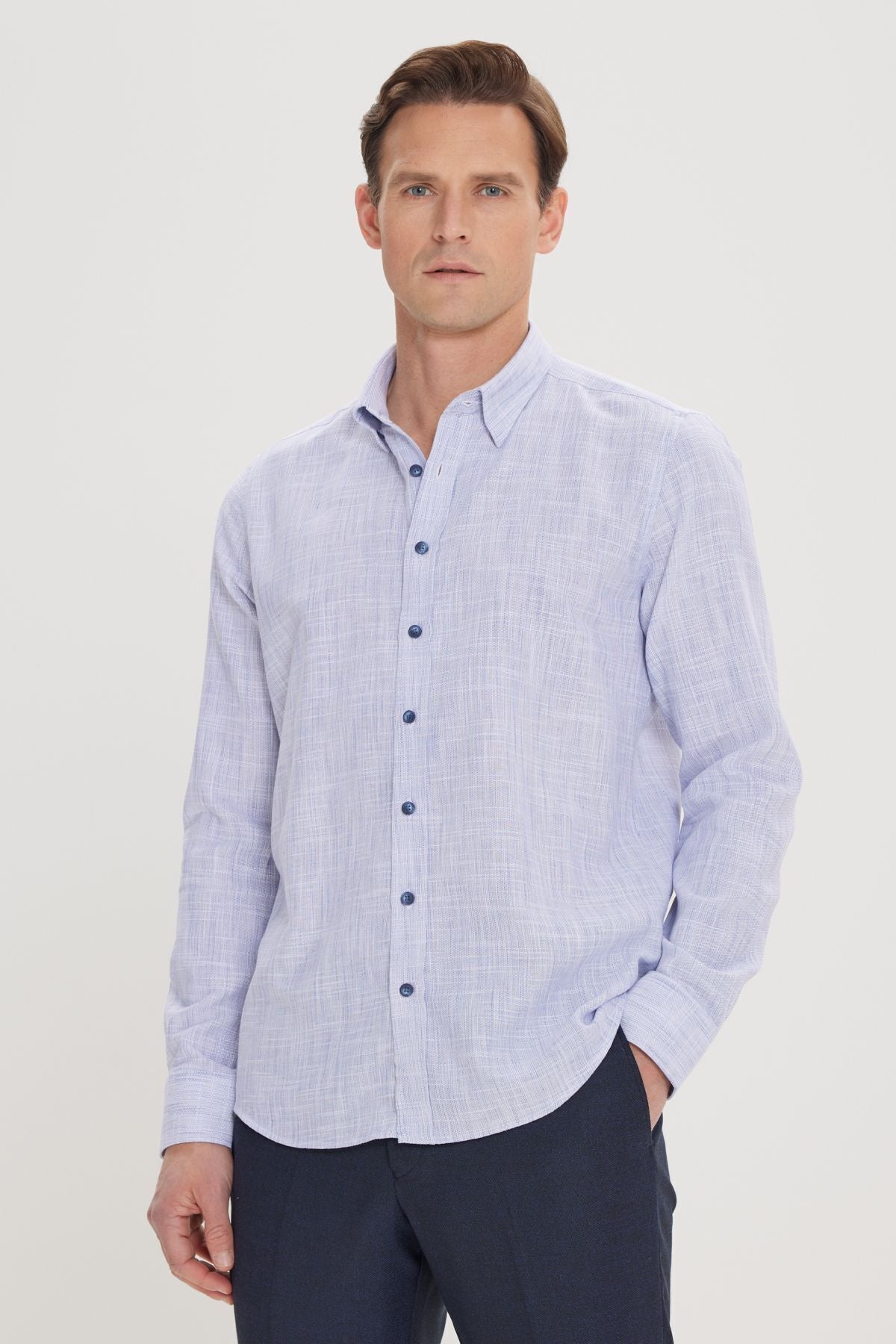 Men's blue 100 %cotton slim fit narrow cut hidden buttoned collar linen -looking pennant shirt