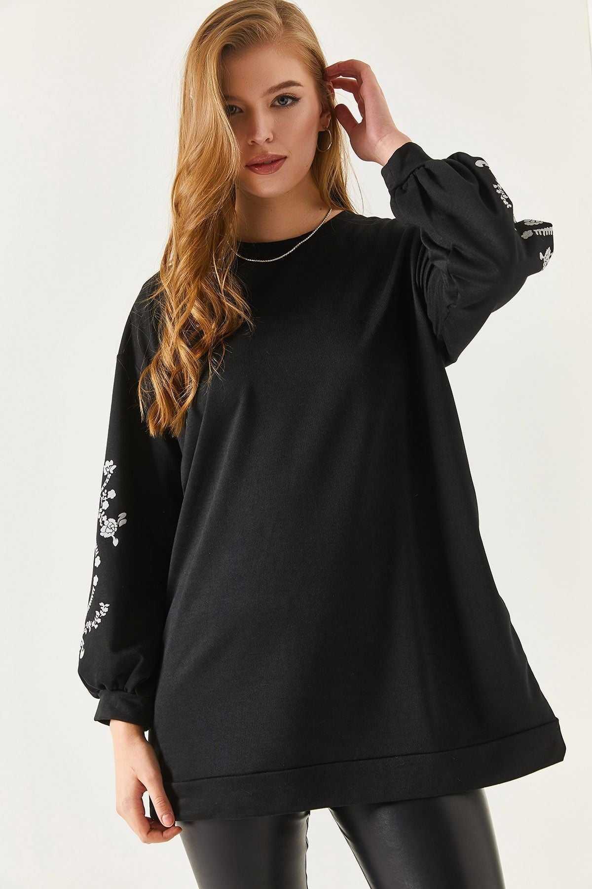 Woman Black round collar arm embossed tunic