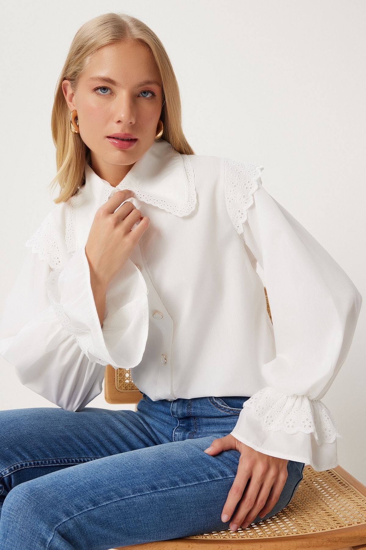 Woman White Fisto Embroidered Aprofit Background Poplin Shirt ES00172