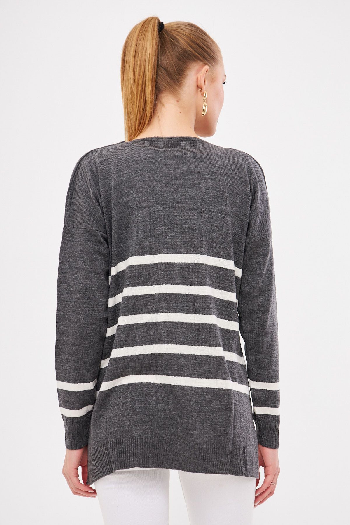 Woman anthracite v neck striped front short back long sweater ARM-20K012008