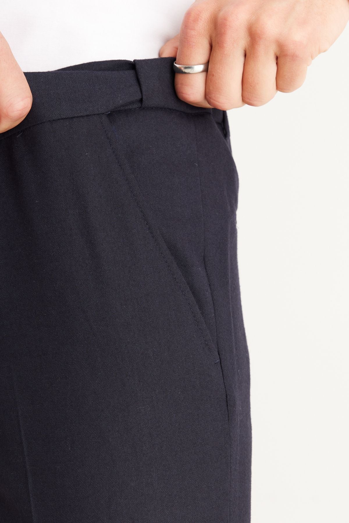 Men's navy blue slim fit narrow cutting side pocket with waist waist tire classic fabric pants
