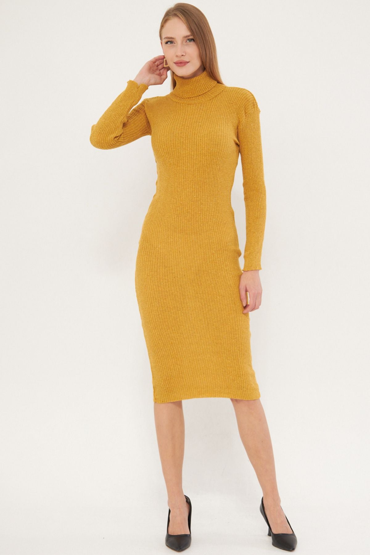 Woman mustard turtleneck sitting in the body of the cashcorse dress ARM-25K069001