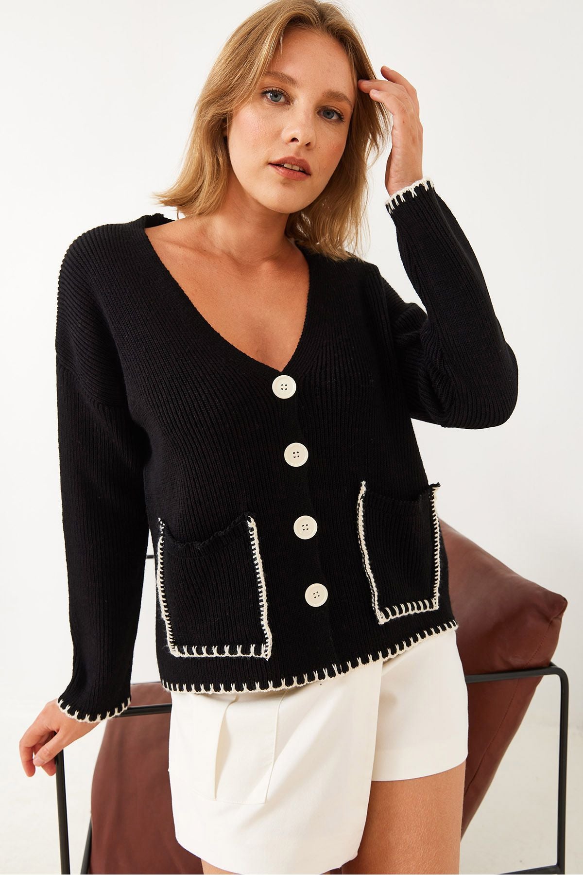 Women's shepherd sewing detailed large pocket with four button long sleeve knitwear cardigan 20246227