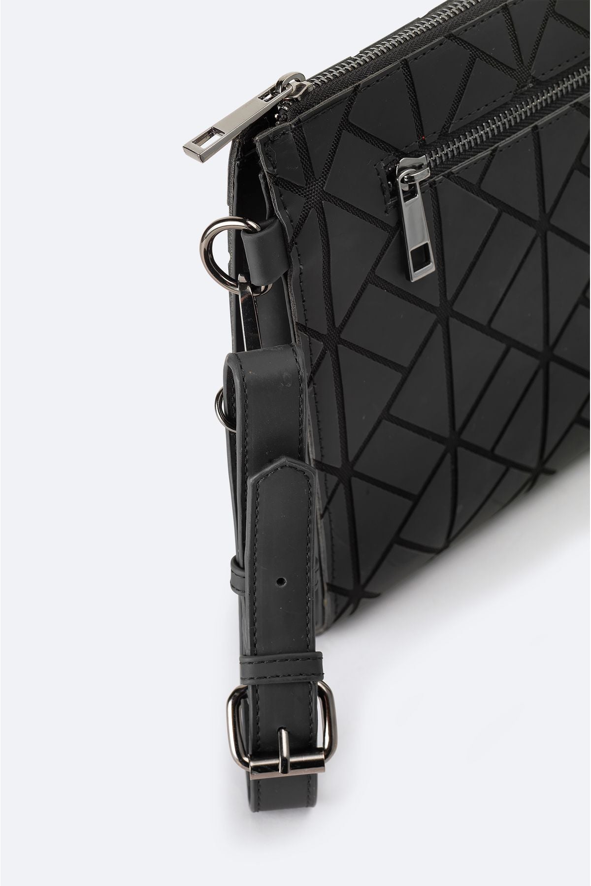Men's black zipper closing handbag A42y9102