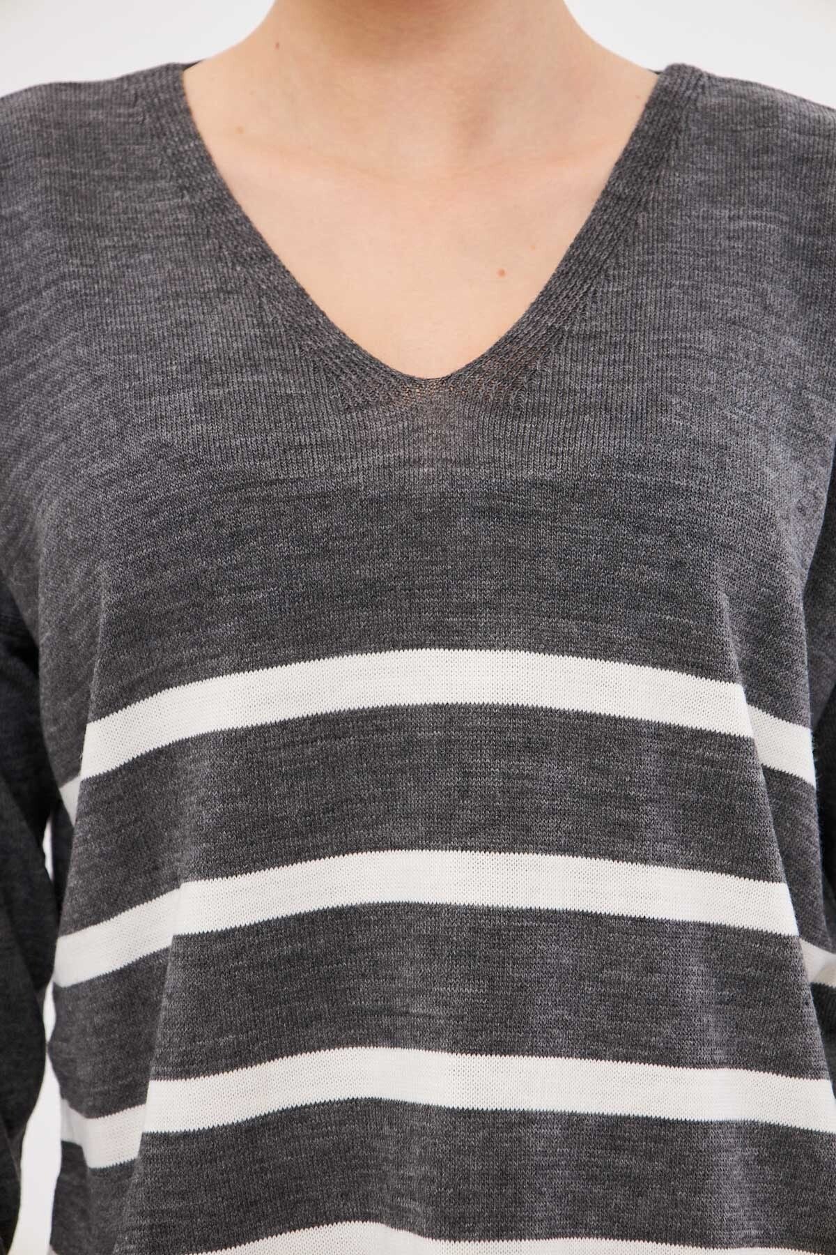 Woman anthracite v neck striped front short back long sweater ARM-20K012008