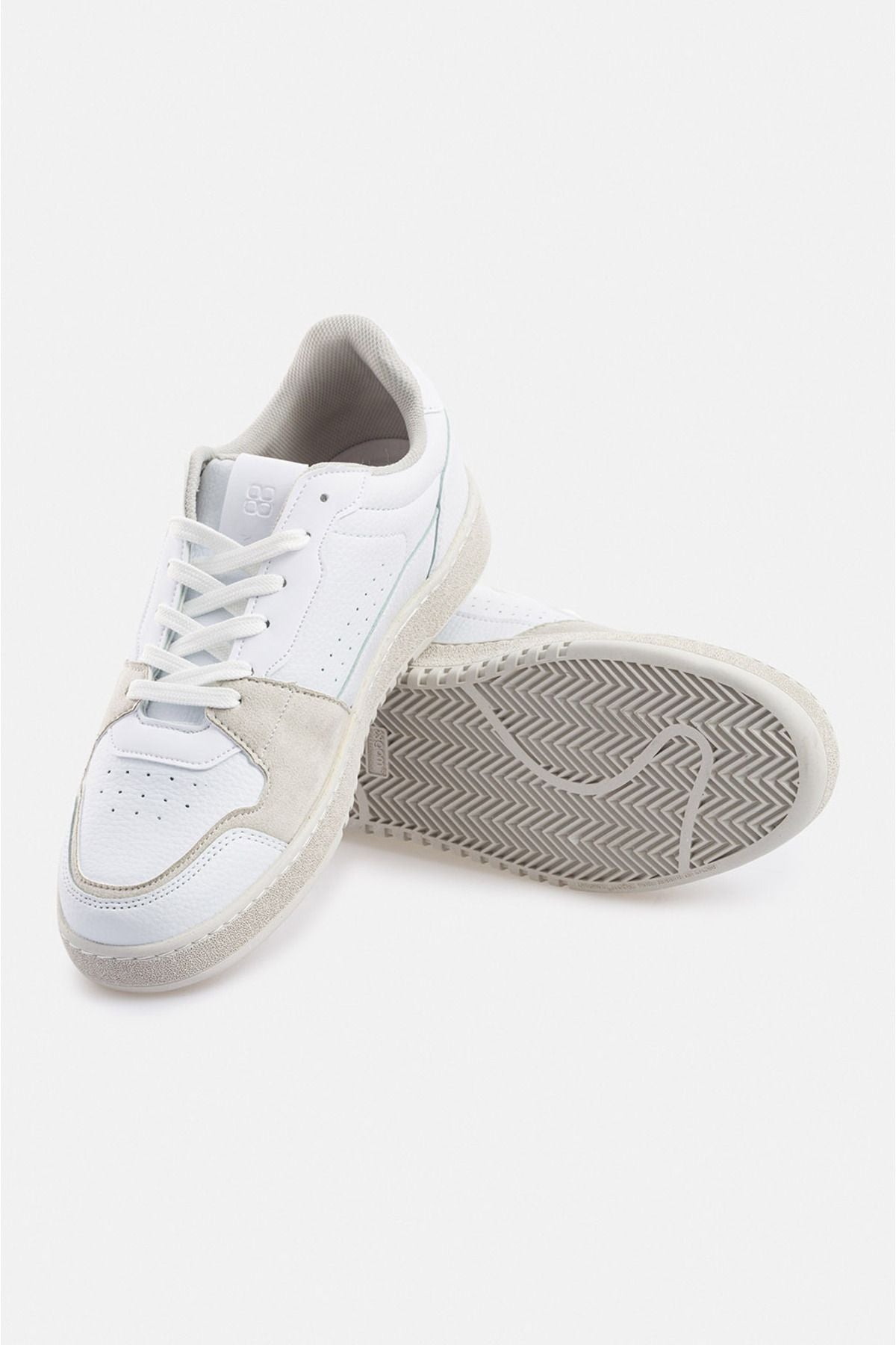 Men's white piece flexible floor sneaker shoes A31y8025