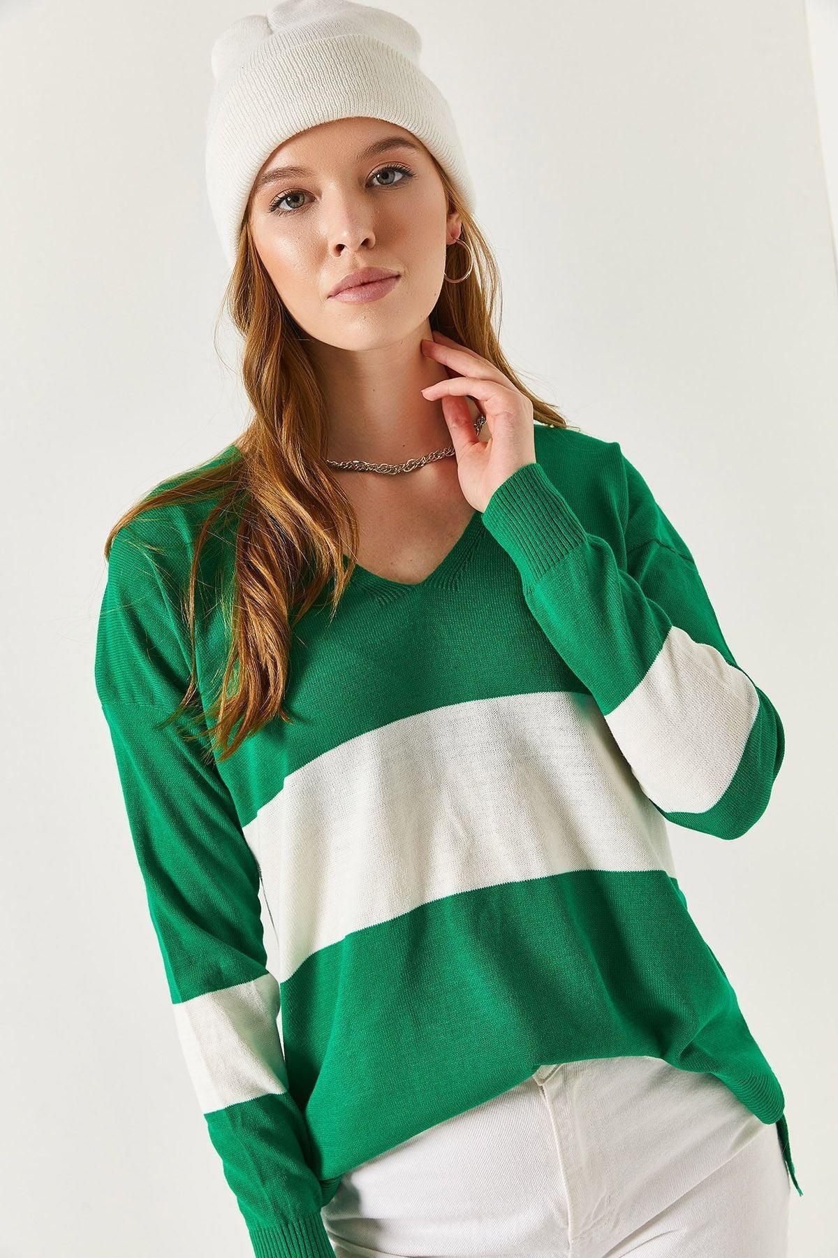 Female Green V-Neck Two Color front short back long knitwear ARM-18K012042