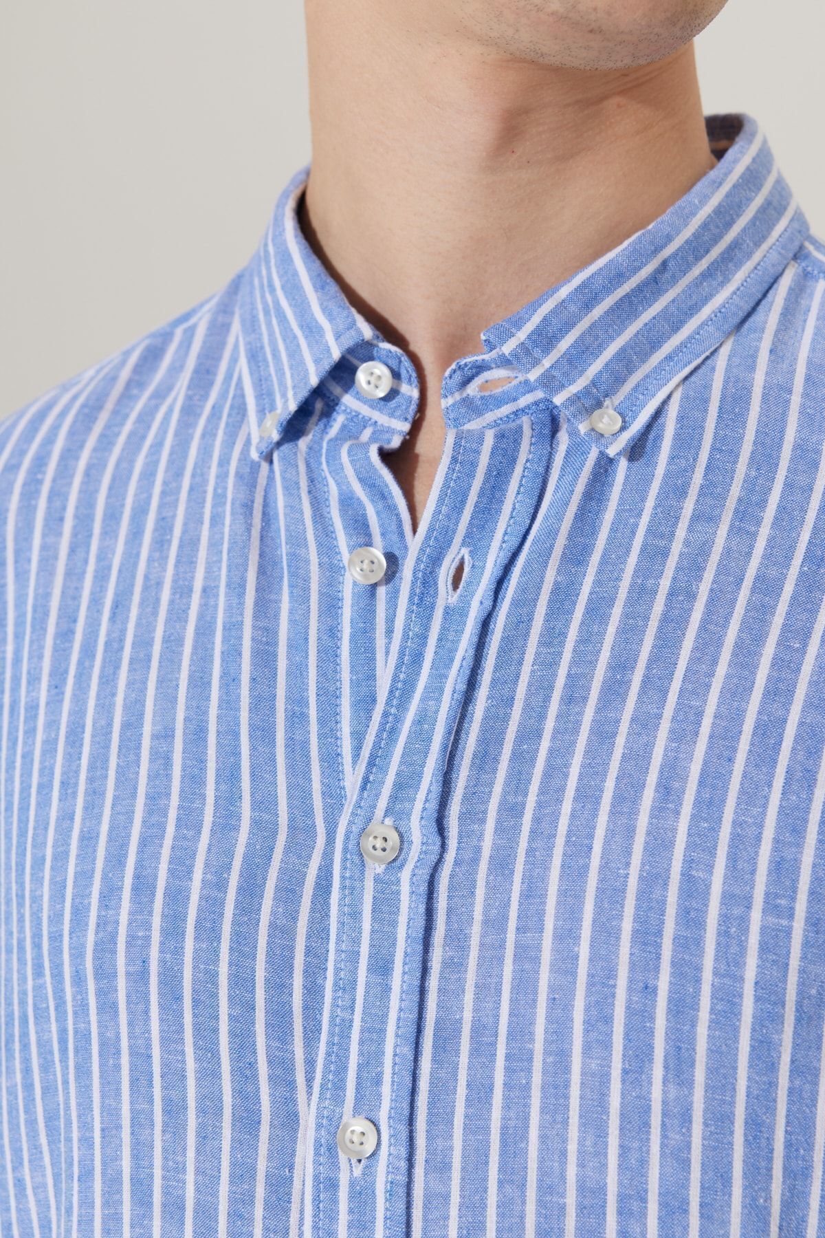 Men's white-blue linen comfort fit comfortable cutting buttoned shirts with collar striped