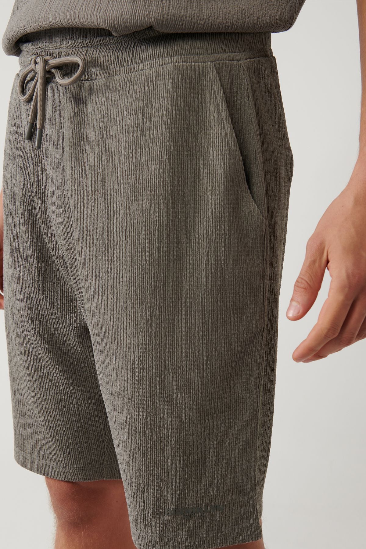 Men's anthracite side with pocket ribbed shorts A41y3639