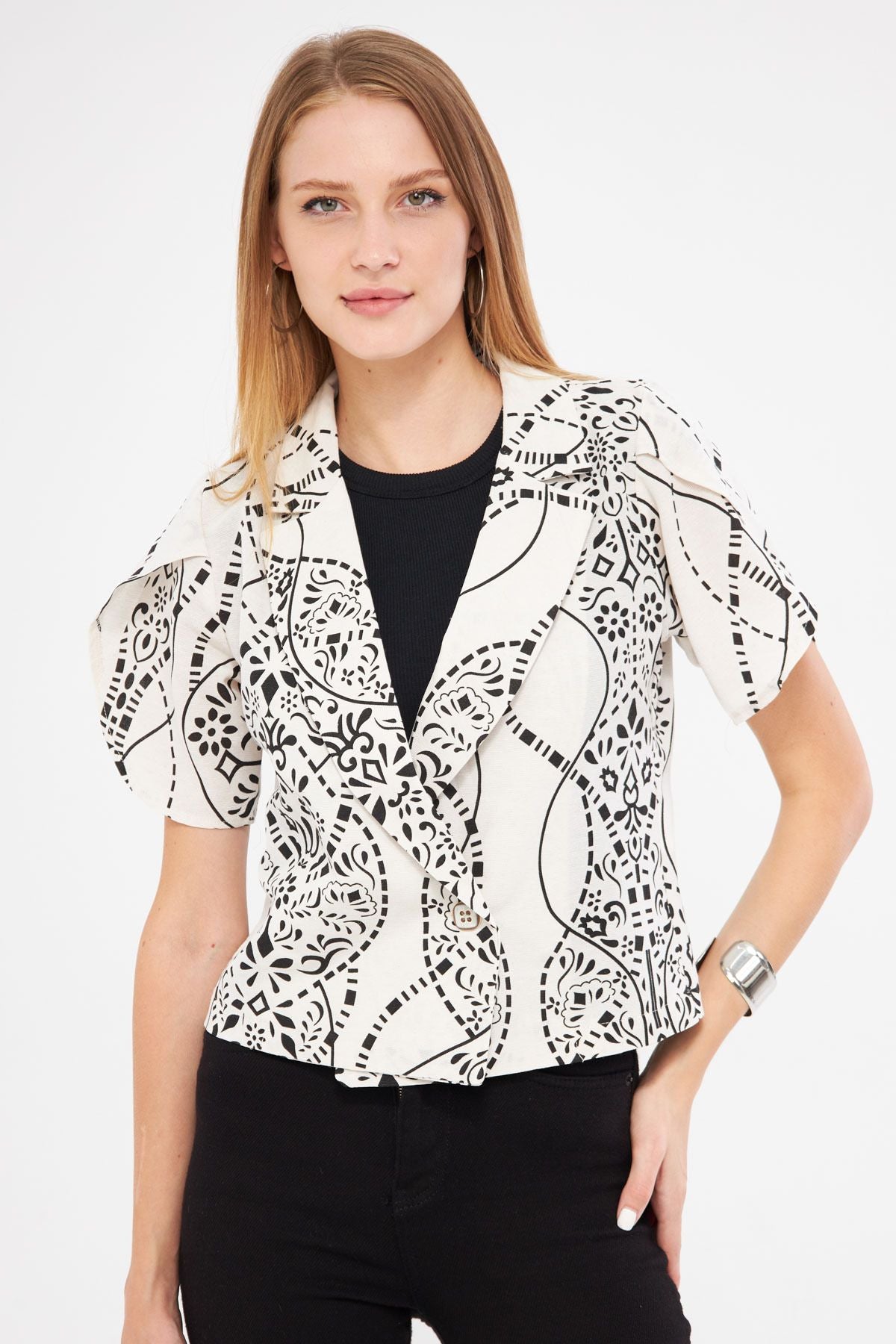 Women's black-and-white linen-looking patterned handle slit Crop Short Sleeve Jacket ARM-24Y001095