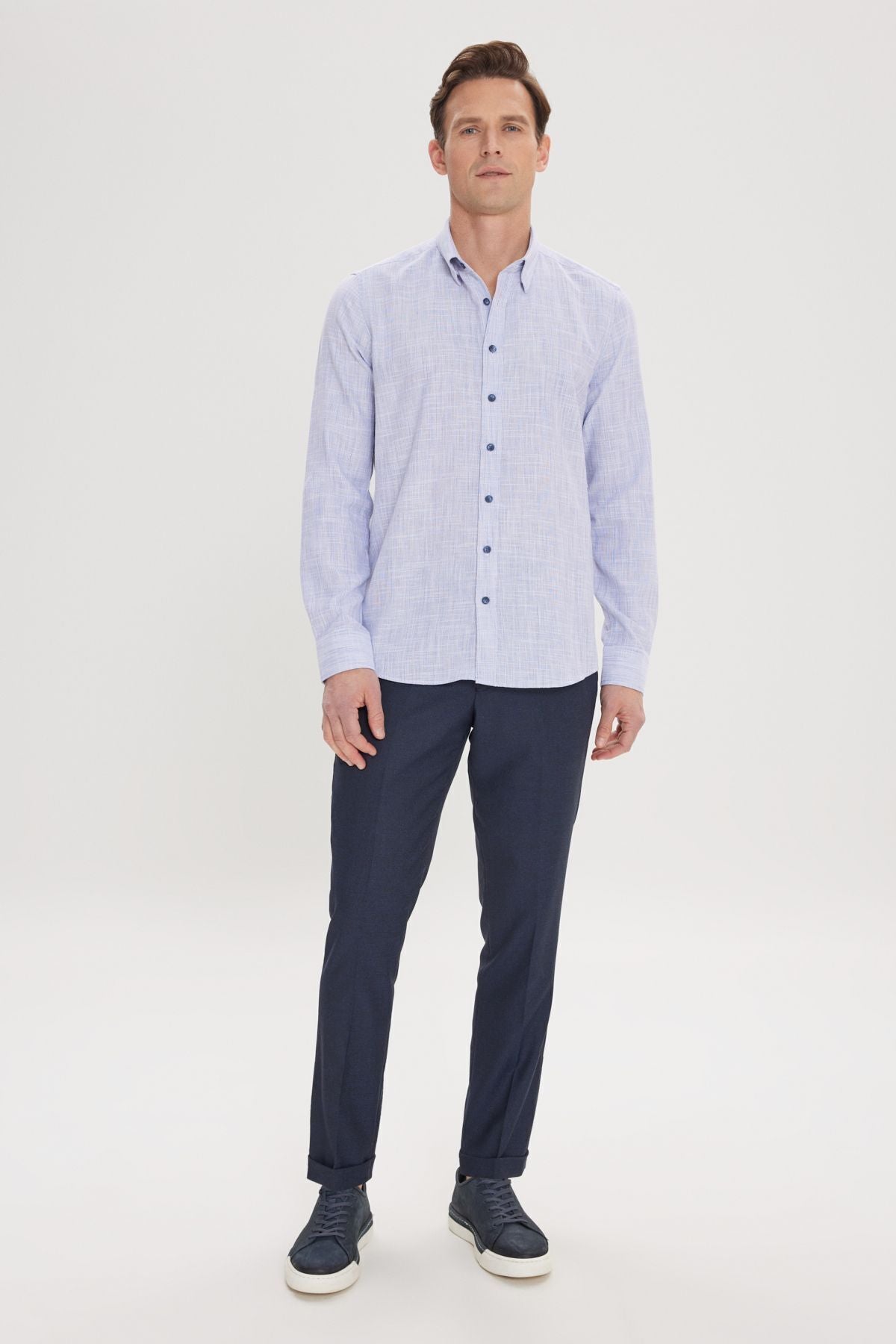 Men's blue 100 %cotton slim fit narrow cut hidden buttoned collar linen -looking pennant shirt