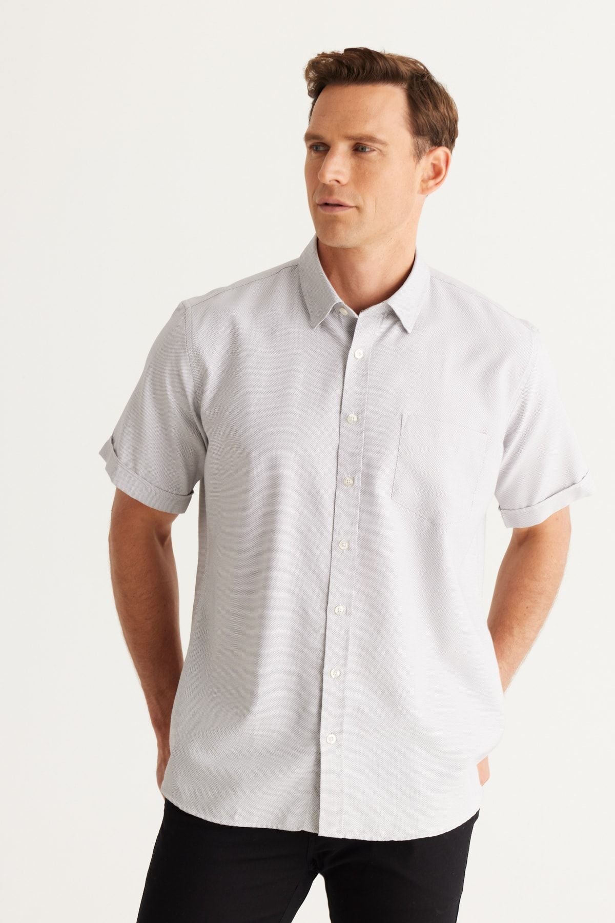 Men's White-Black Comfort Fit Fit Wide Cut Breaking Shirt with collar pockets