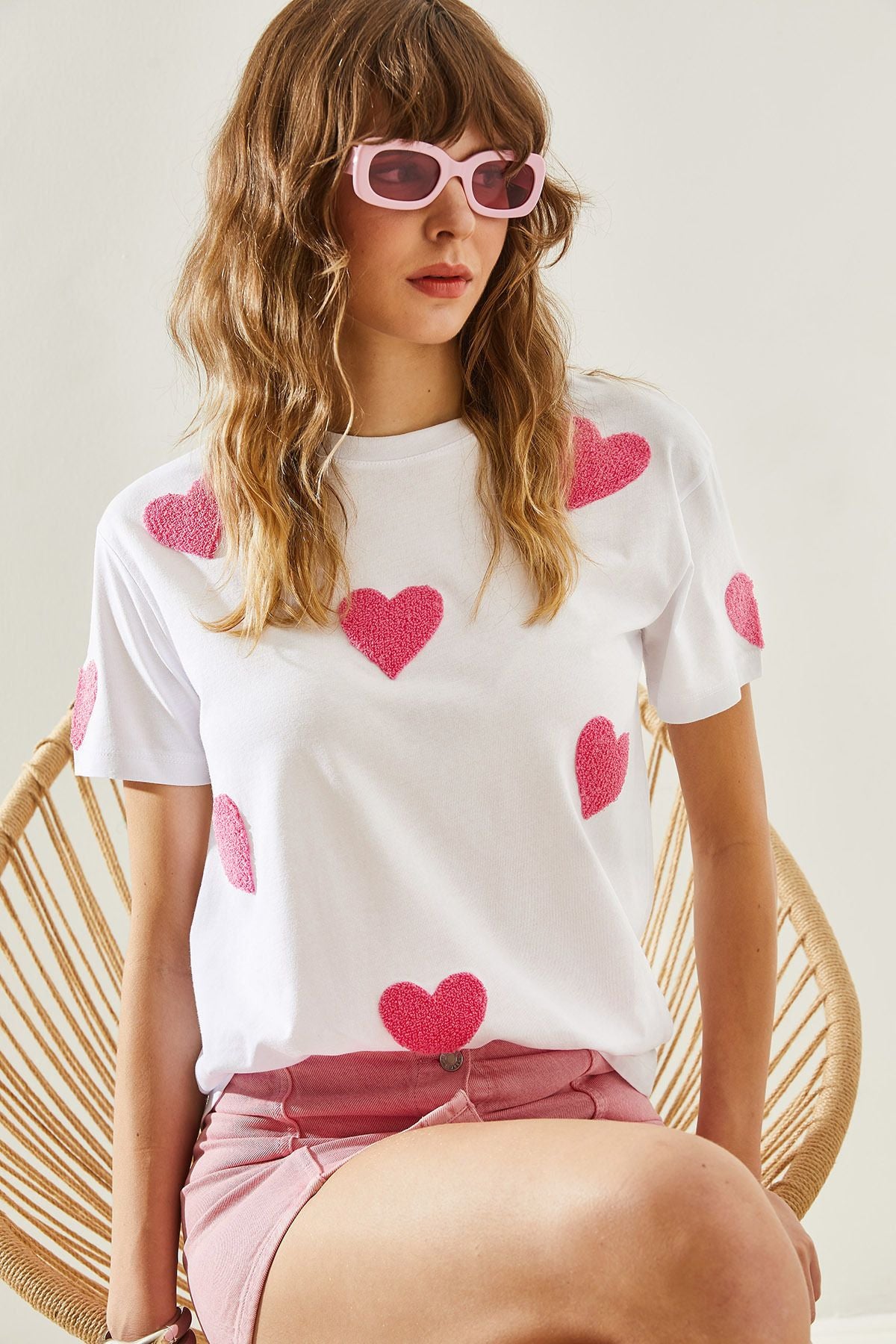 Woman Drained Heart Embroidery Basic T-Shirt 60251208