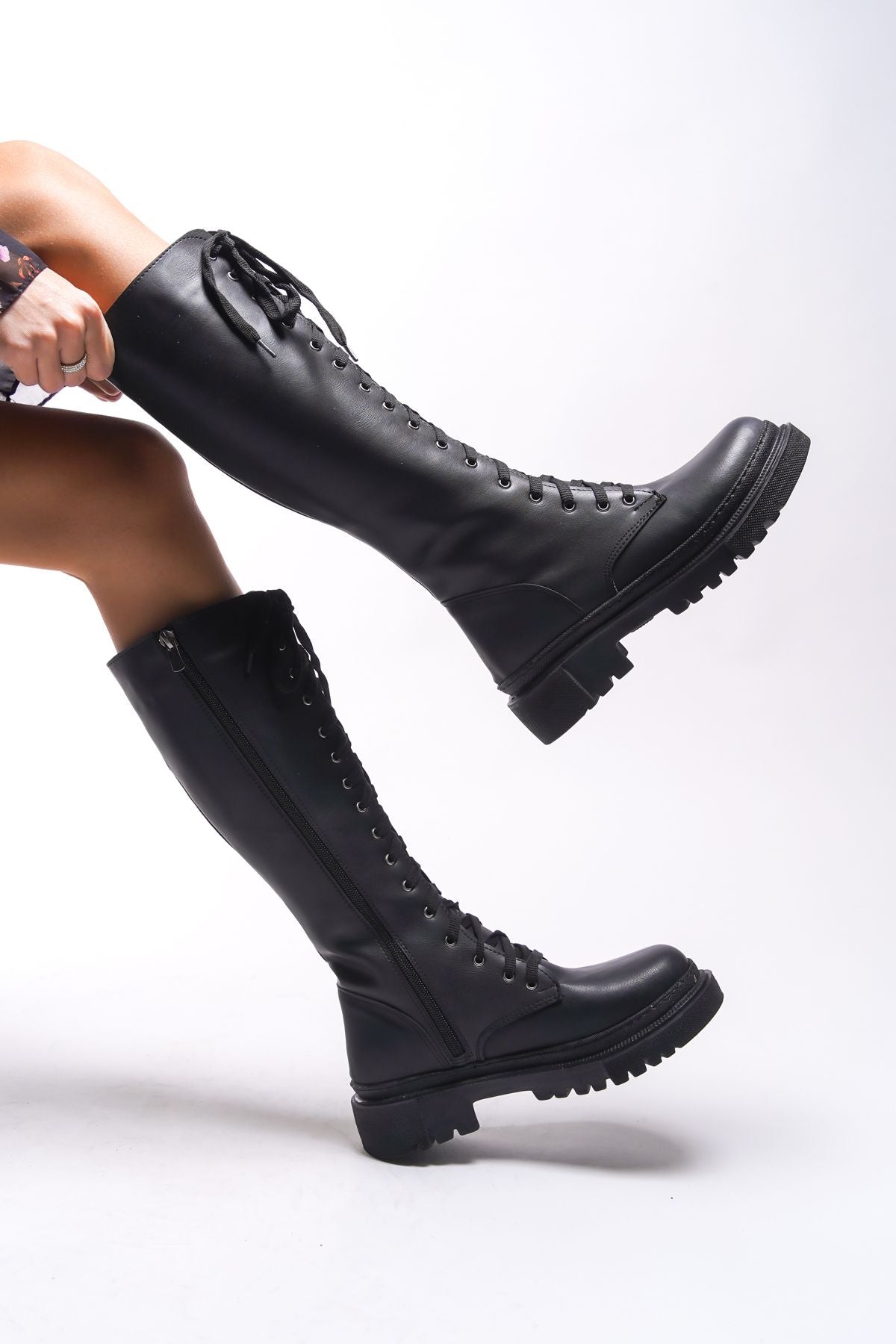 Qhinobi female knee underneath laced boot 0012814 black skin