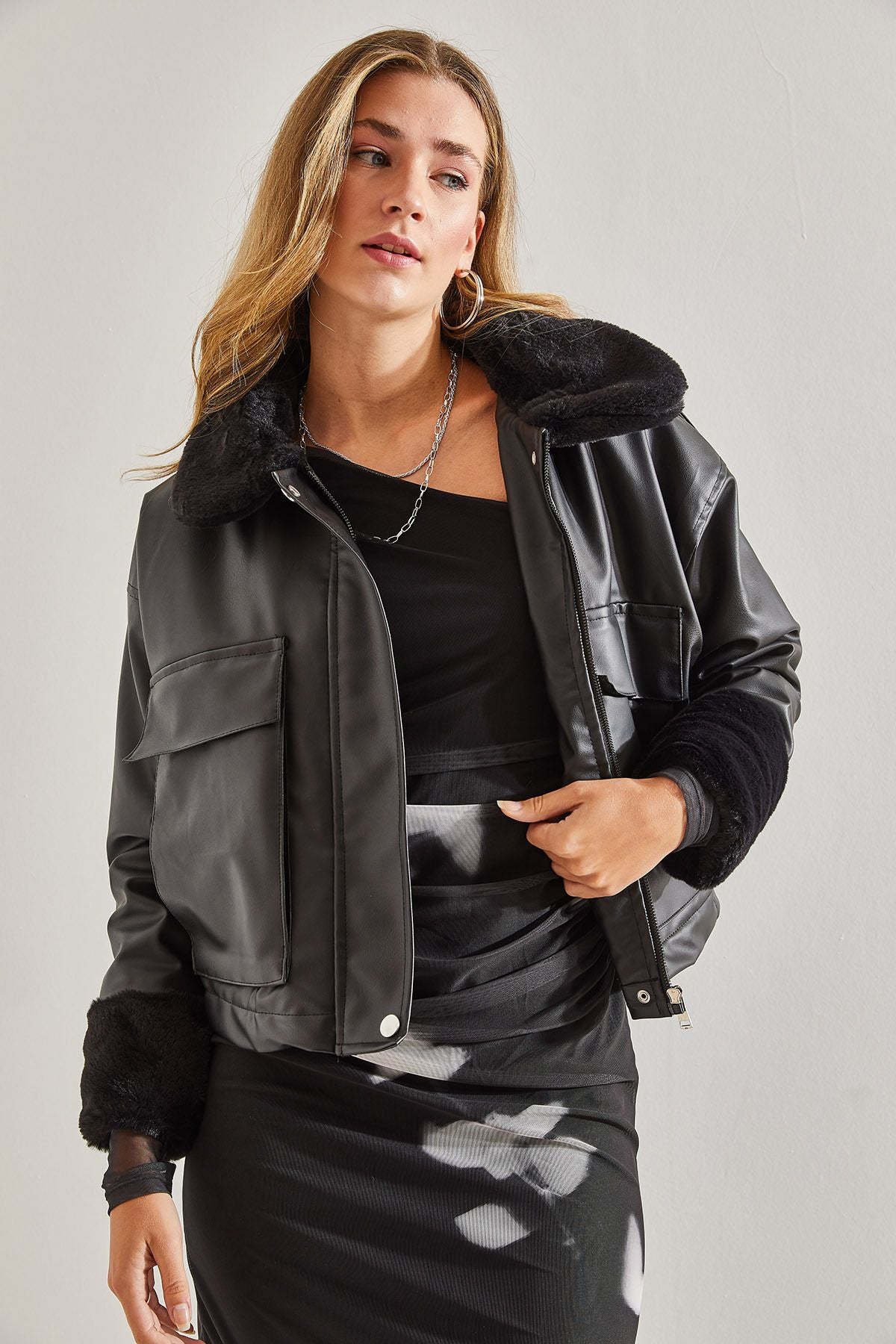 Female bellows pocket leather coat